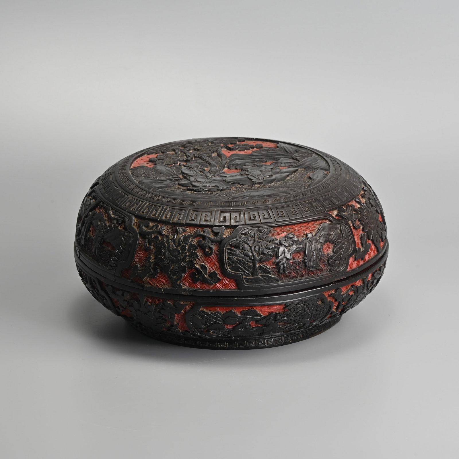 A LARGE CHINESE CARVED BLACK AND RED LACQUER BOX AND COVER, QING DYNASTY. (1 of 8)