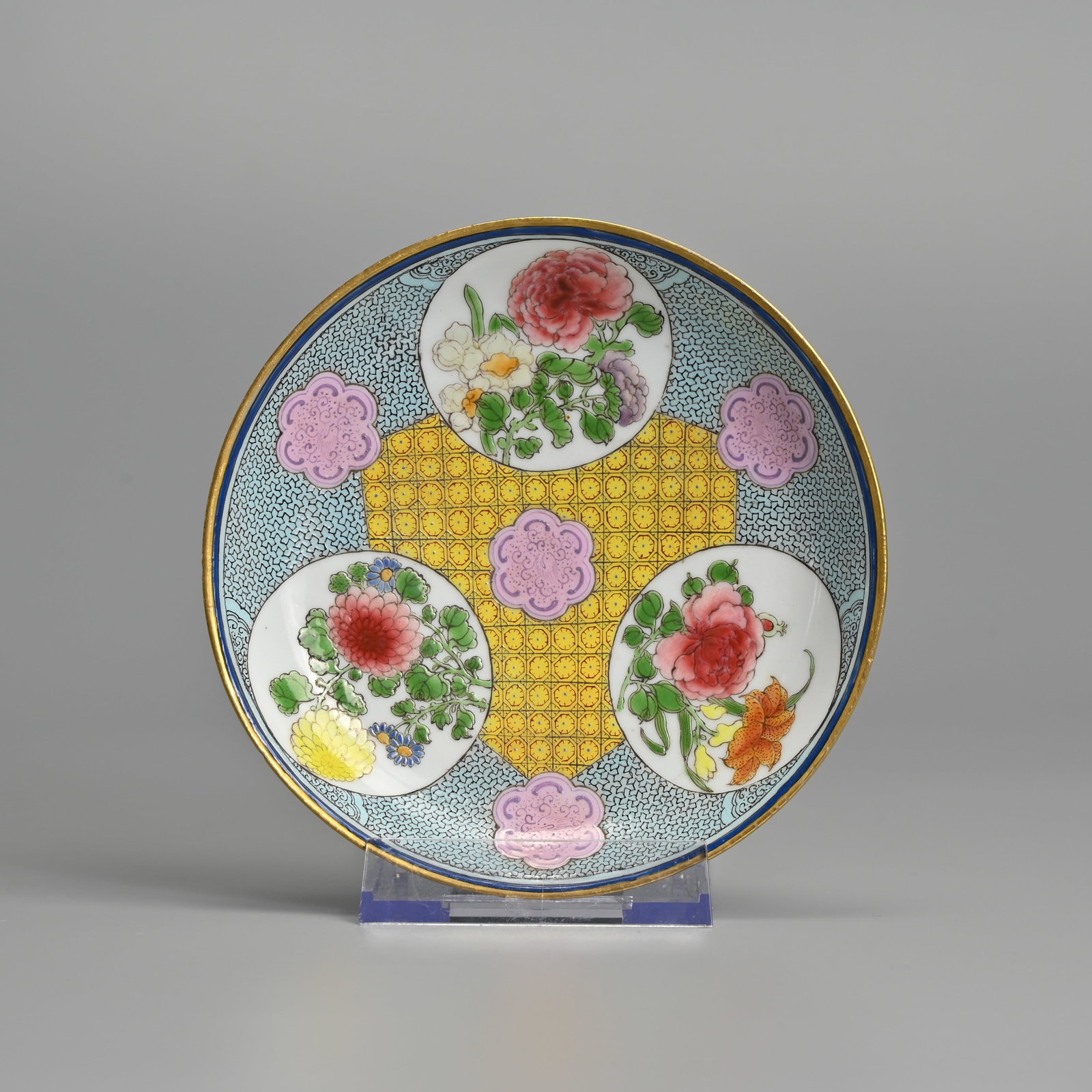 A CHINESE FINELY POTTED FAMILLE ROSE PORCELAIN SAUCER, YU FENG YANG LIN MARK. (1 of 5)