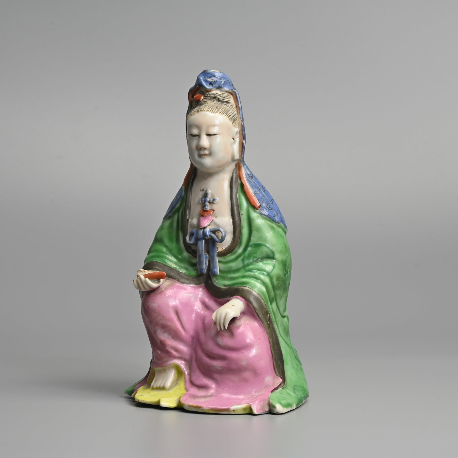 A CHINESE FAMILLE ROSE PORCELAIN FIGURE OF GUANYIN, LATE QING DYNASTY. (1 of 8)