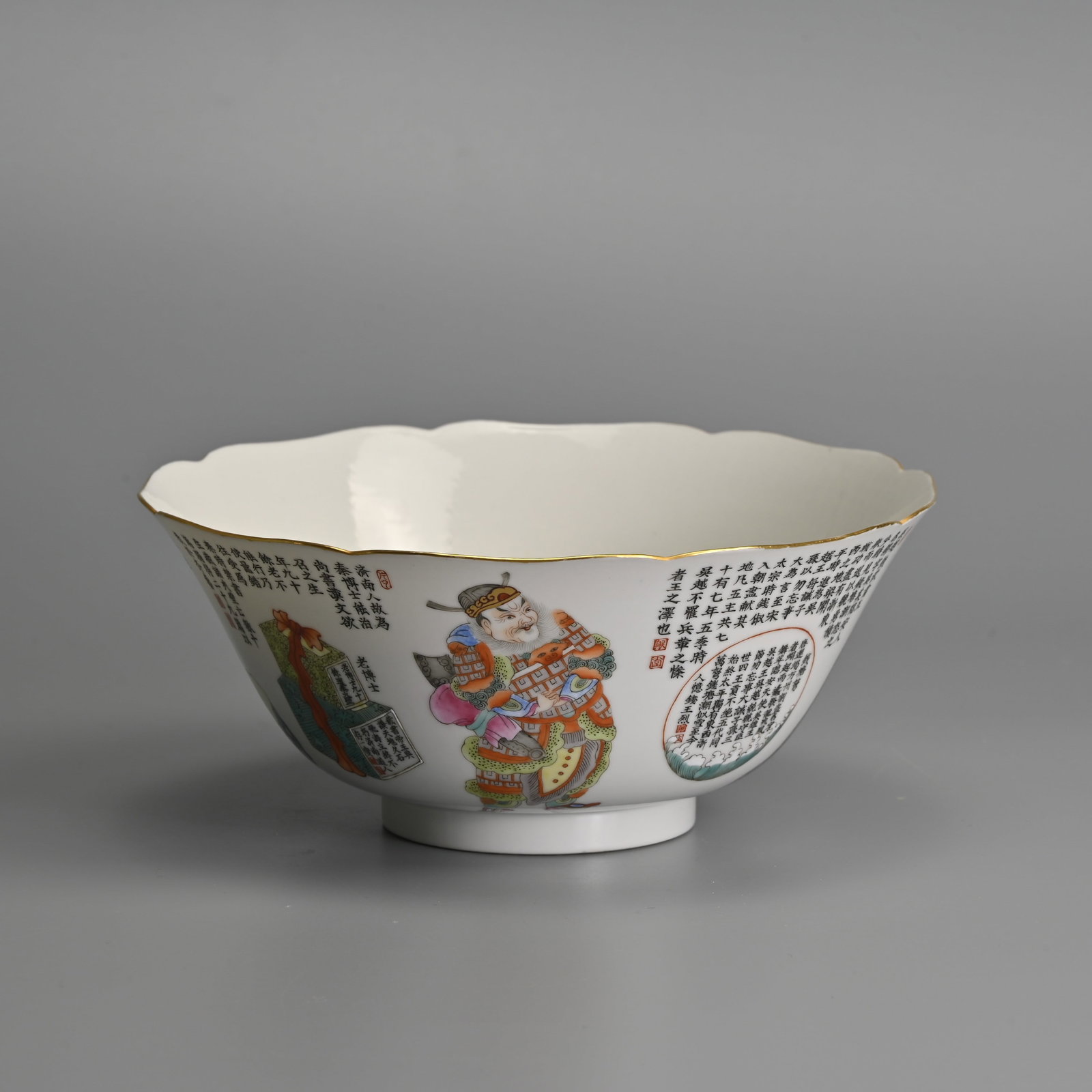 A CHINESE FAMILLE ROSE PORCELAIN 'WU SHUANG PU' LOBED BOWL, DAOGUANG MARK.: Finely potted and decorated to the exterior in brightly coloured enamels with various figures from the Wu Shuang Pu (Table of Peerless Heroes), with accompanying inscription in black. Six character se