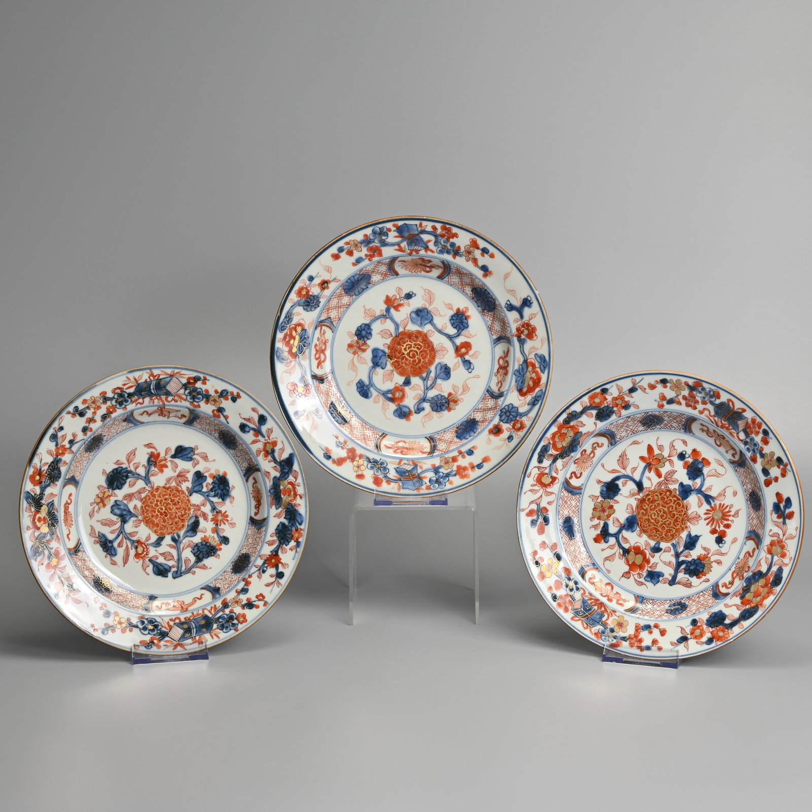A SET OF THREE CHINESE IMARI PORCELAIN DISHES, 18/19TH CENTURY.: Decorated in underglaze blue, iron red and gilt floral sprays. 22.5cm diam. (3).