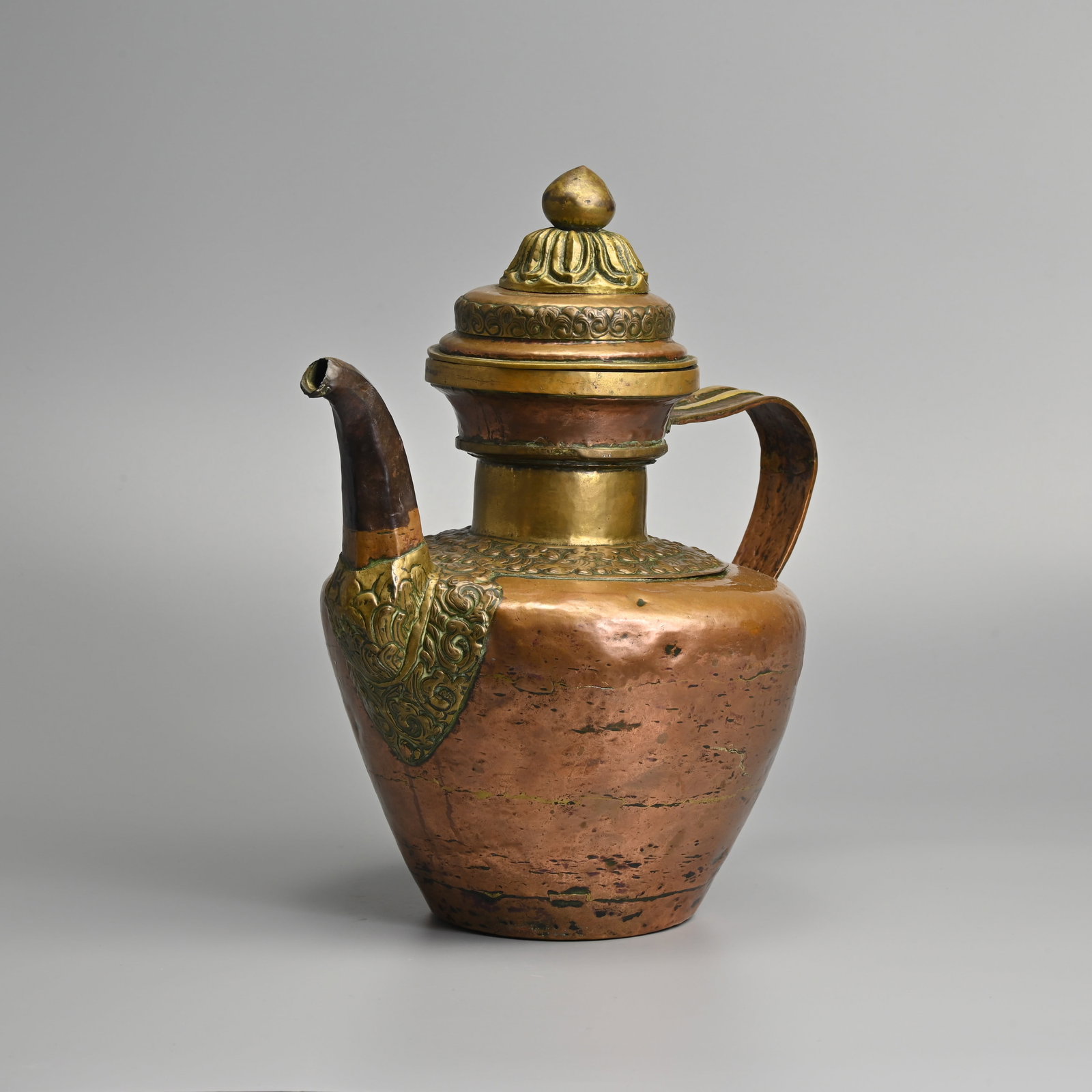 A TIBETAN COPPER AND BRASS TEAPOT, 19/20TH CENTURY. (1 of 10)