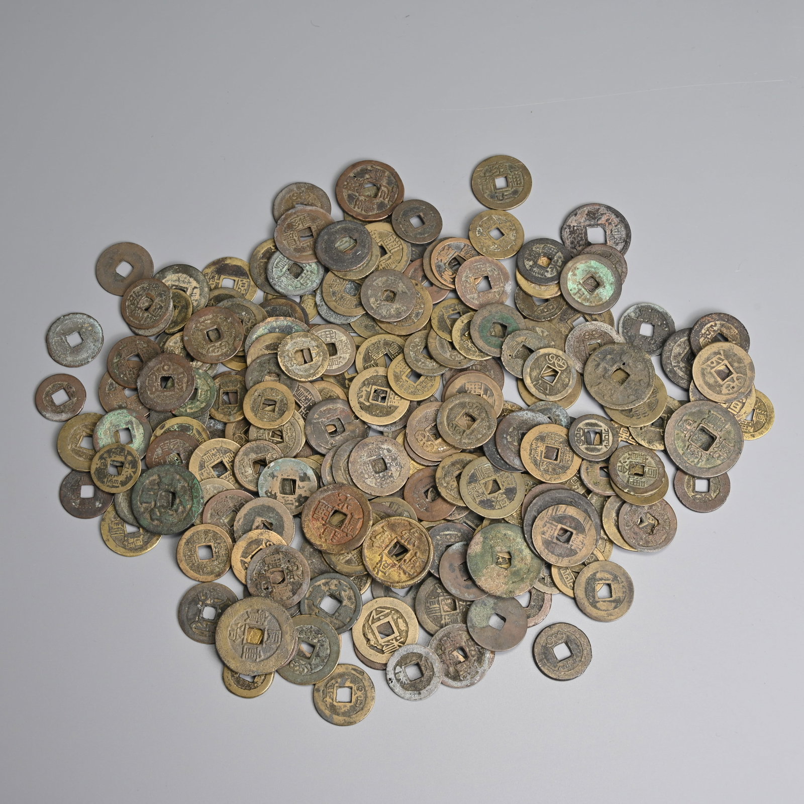 A QUANTITY OF CHINESE COINS, MAINLY SONG / MING / QING DYNASTY.: A mixed group approx. 219 coins in total. Gross weight 763.9 grams.