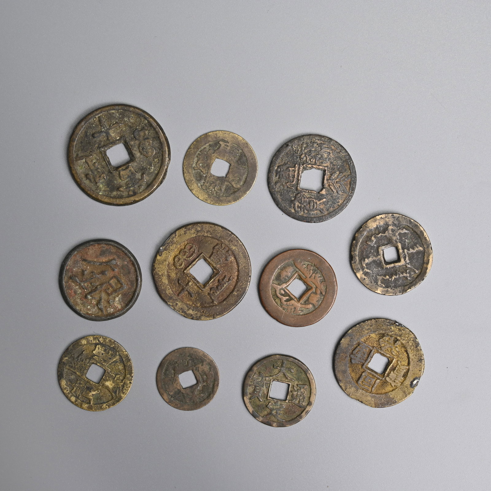 A GROUP OF VARIOUS CHINESE COINS AND TOKEN, JIN DYNASTY, QING DYNASTY. (1 of 2)