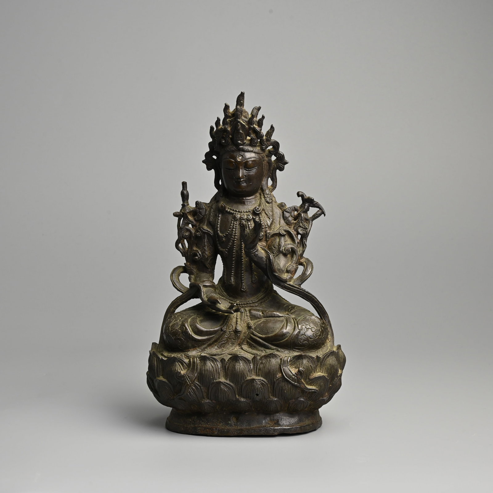 A RARE INSCRIBED CHINESE BRONZE FIGURE OF AVALOKITESHVARA, MING DYNASTY, JIAJING PERIOD, DATED 1538. (1 of 11)