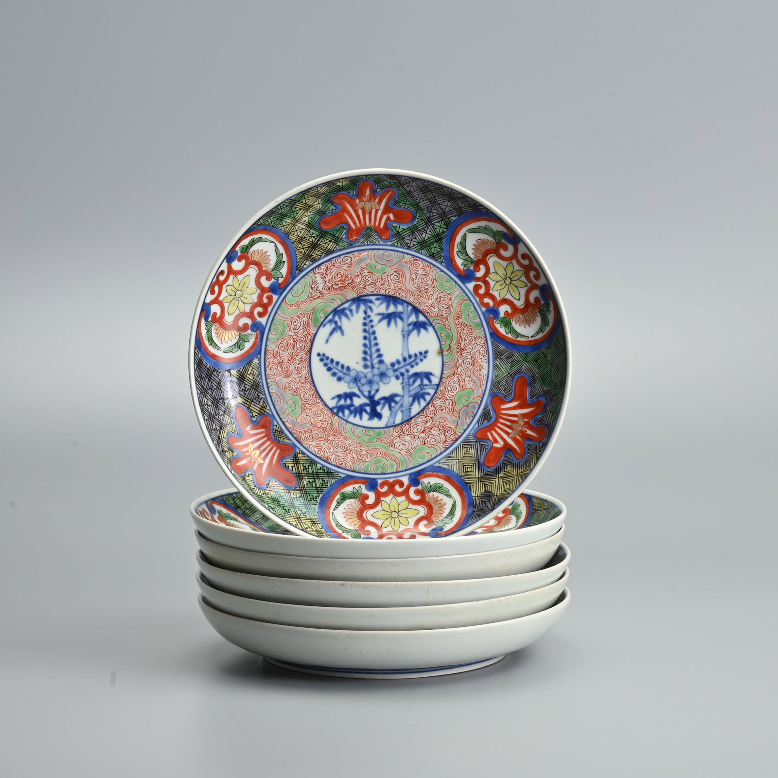 A SET OF SIX JAPANESE IMARI WARE PORCELAIN DISHES, WANLI MARKS, EDO / MEIJI PERIOD. (1 of 7)