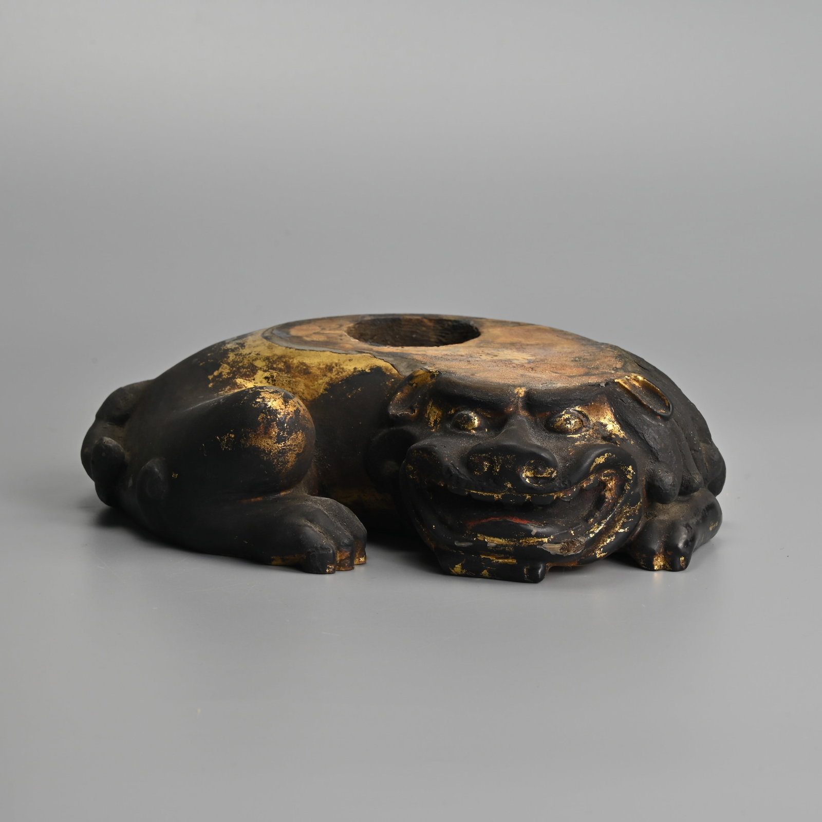A JAPANESE GILT LACQUERED WOOD CARVING OF A SHISHI LION, EDO PERIOD. (1 of 6)