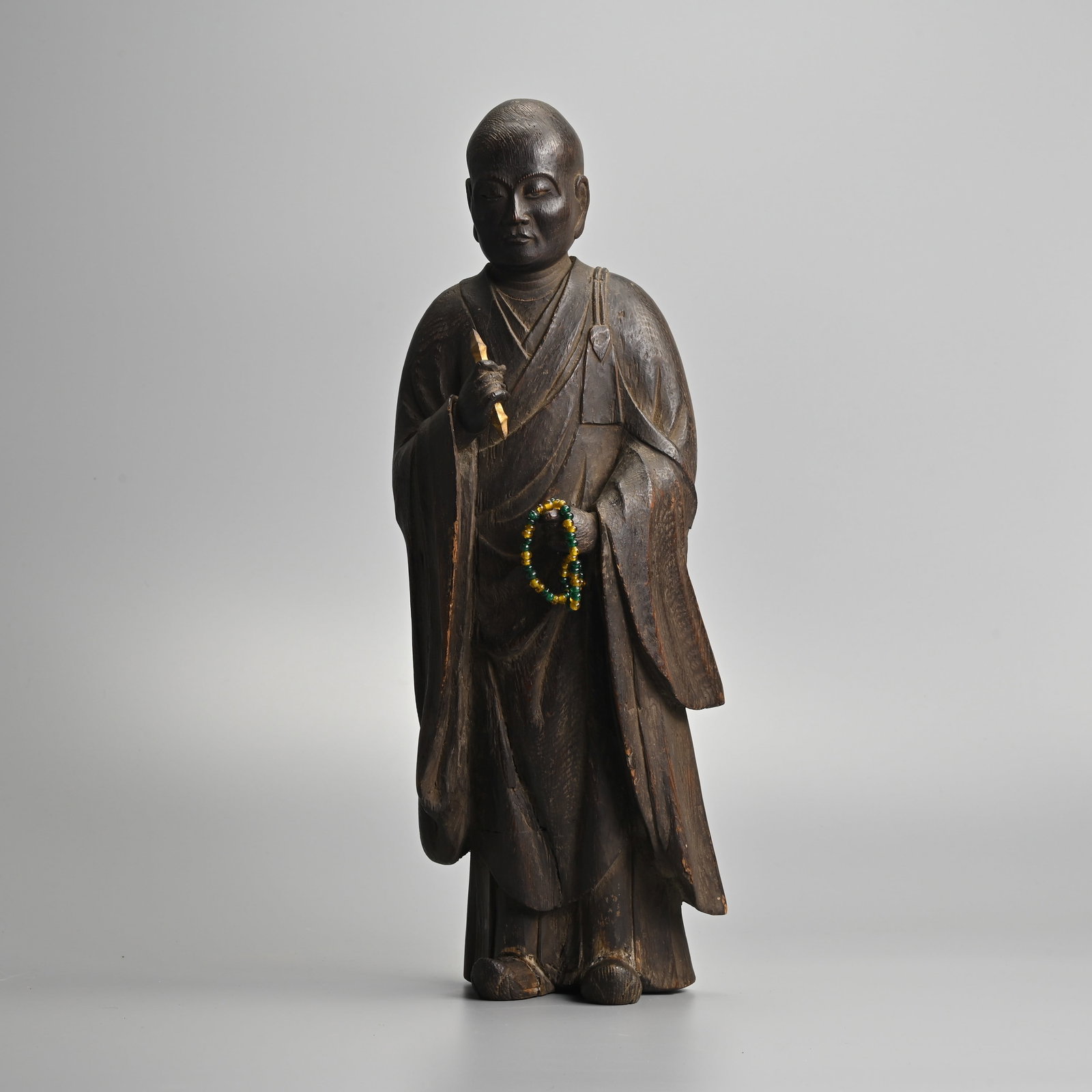 A JAPANESE CARVED WOOD FIGURE OF MONK HOLDING A TOKKOSHO, MUROMACHI / EDO PERIOD. (1 of 8)