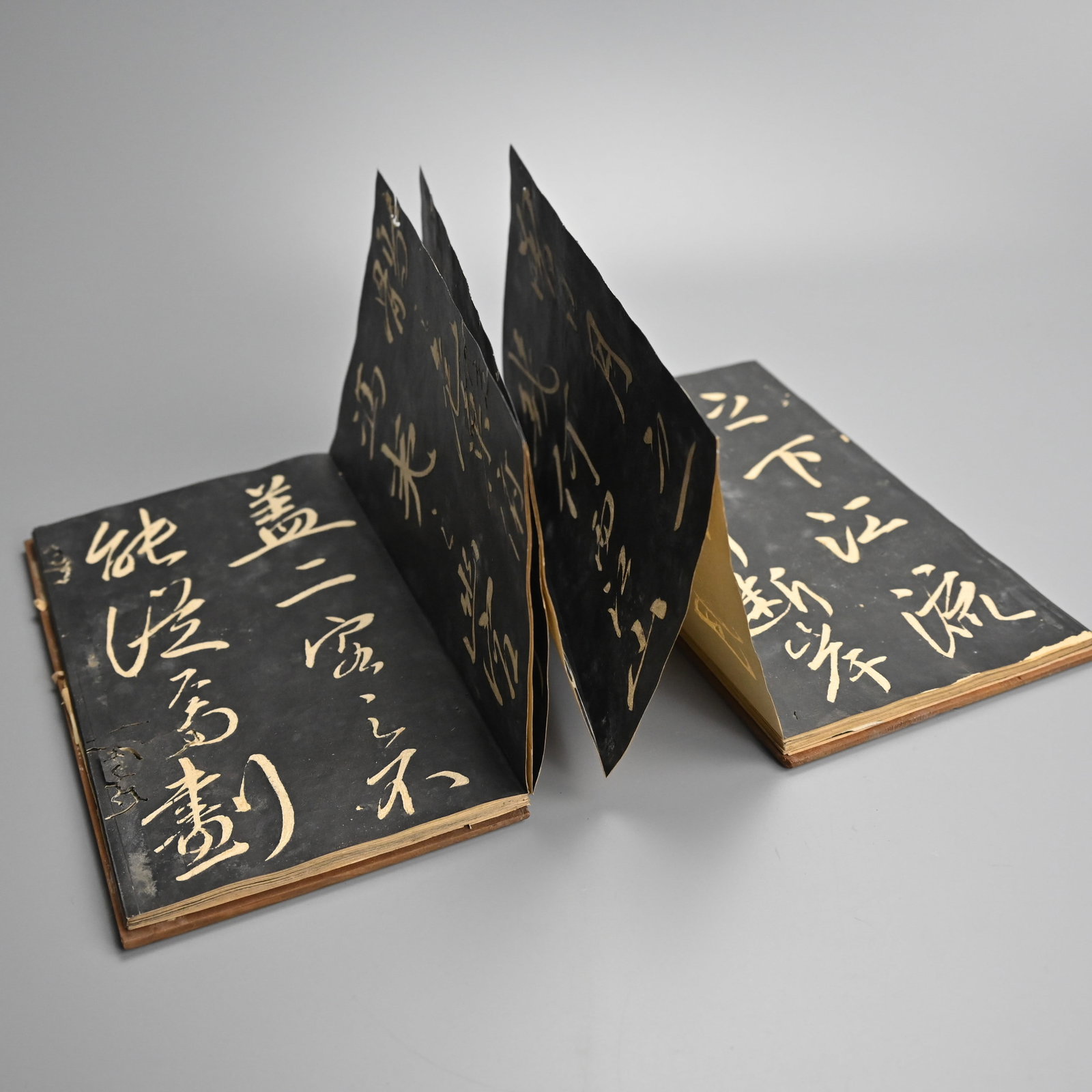 MAKI RYOKO, JAPANESE CALLIGRAPHER, A 1839 HIDARIBAN COPY OF THE FAMOUS SU SHI'S POEM OF 1082: Ryoko (1777–1843) was one of the three famous Sanpitsu calligraphers of the Bakumatsu late Edo period. In this calligraphic copy of the Song poem, he uses the hidariban technique, a method of woodbl