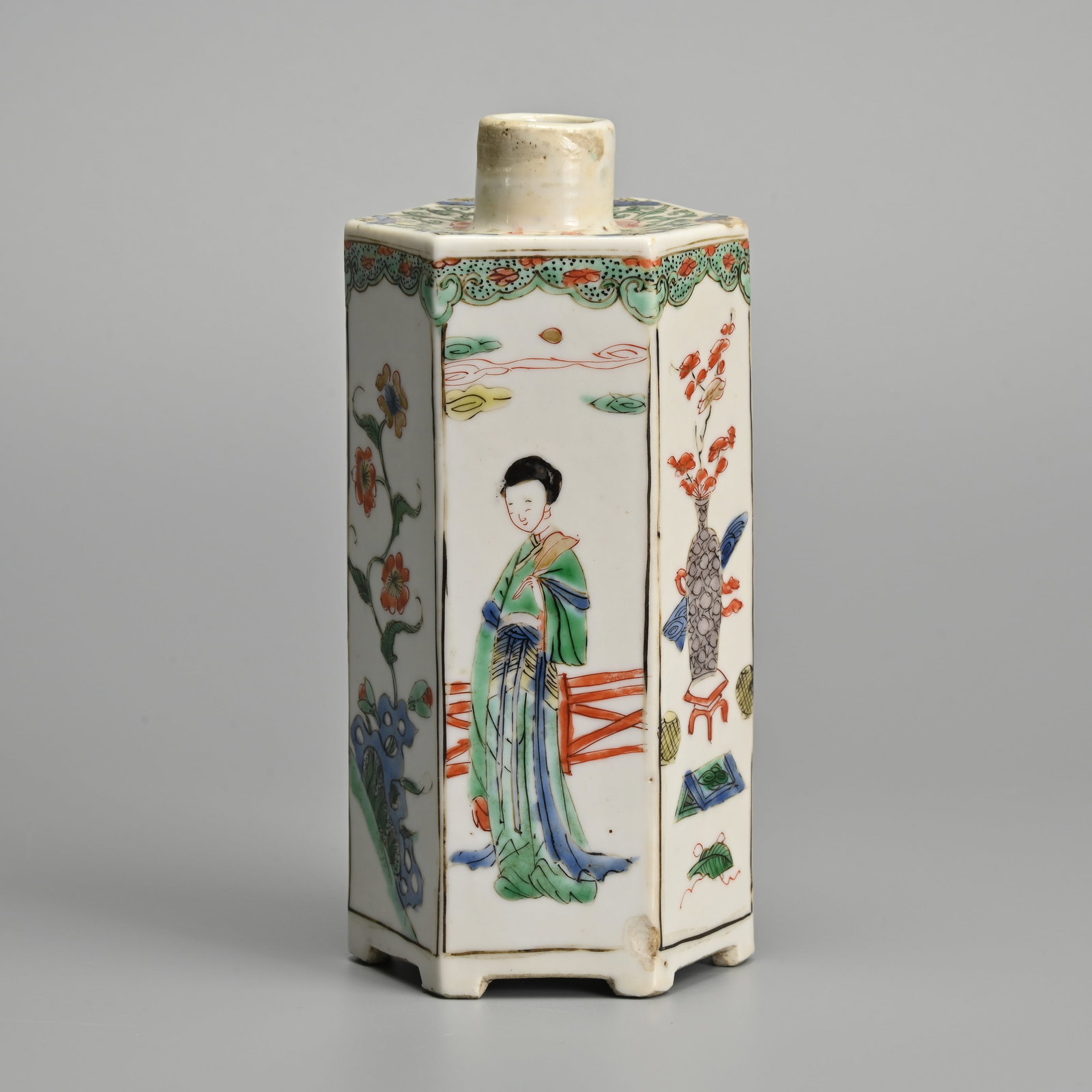A CHINESE WUCAI HEXAGONAL PORCELAIN VASE, KANGXI PERIOD (1662-1722). (1 of 6)