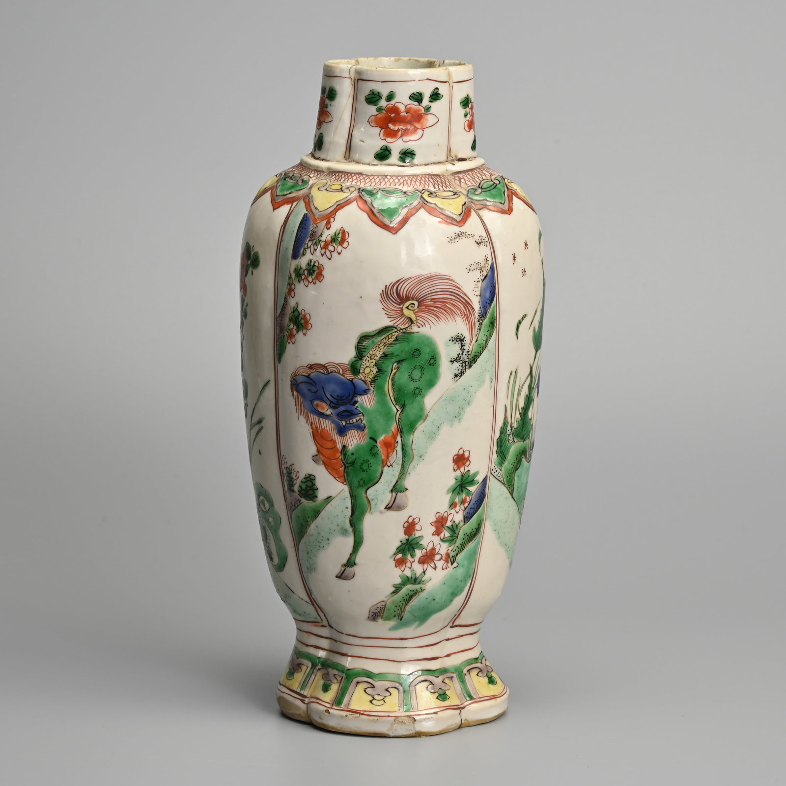 A CHINESE WUCAI QUATREFOIL PORCELAIN VASE, KANGXI PERIOD (1662-1722). (1 of 8)