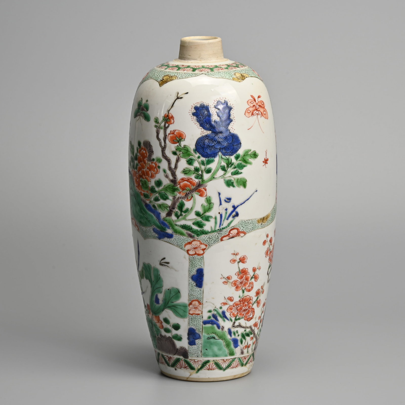 A CHINESE WUCAI PORCELAIN OVOID VASE, KANGXI PERIOD (1662-1722). (1 of 7)
