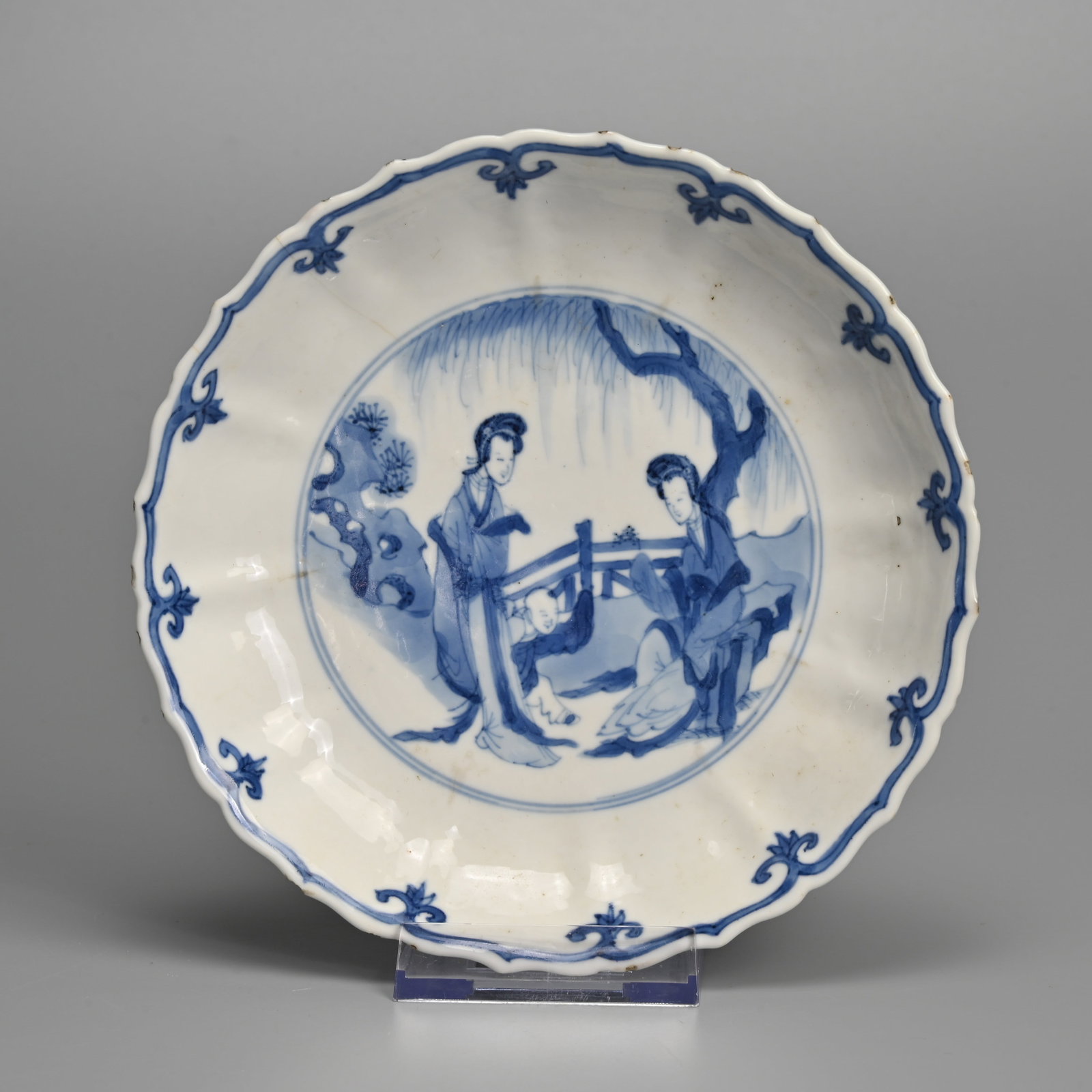 A CHINESE BLUE AND WHITE PORCELAIN DISH, CHENGHUA MARK, KANGXI PERIOD (1662-1722). (1 of 5)