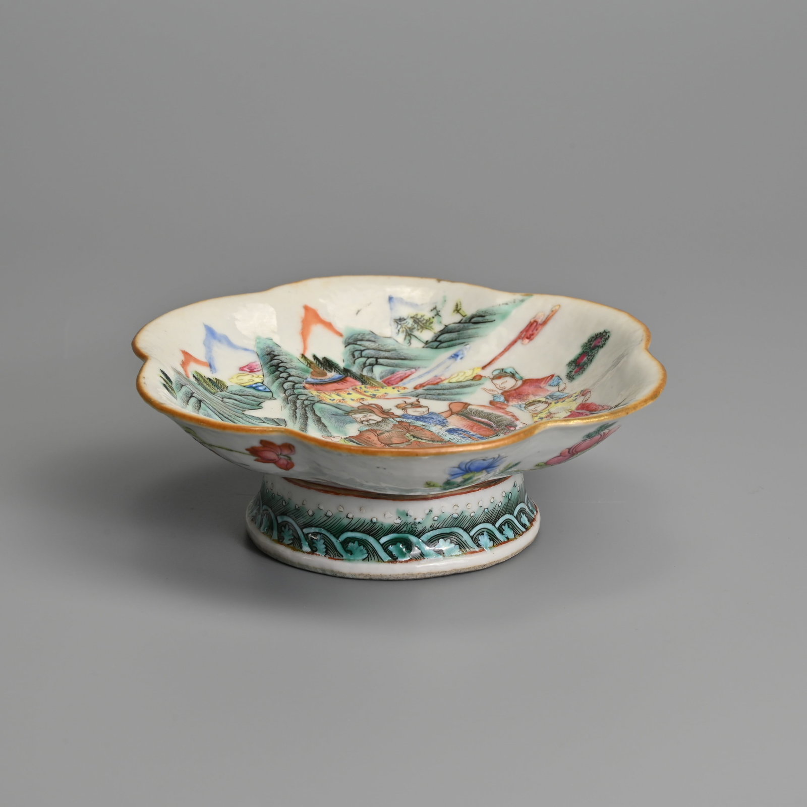 A CHINESE FAMILLE ROSE LOBED PORCELAIN PEDESTAL DISH, TONGZHI MARK AND PERIOD. (1 of 6)