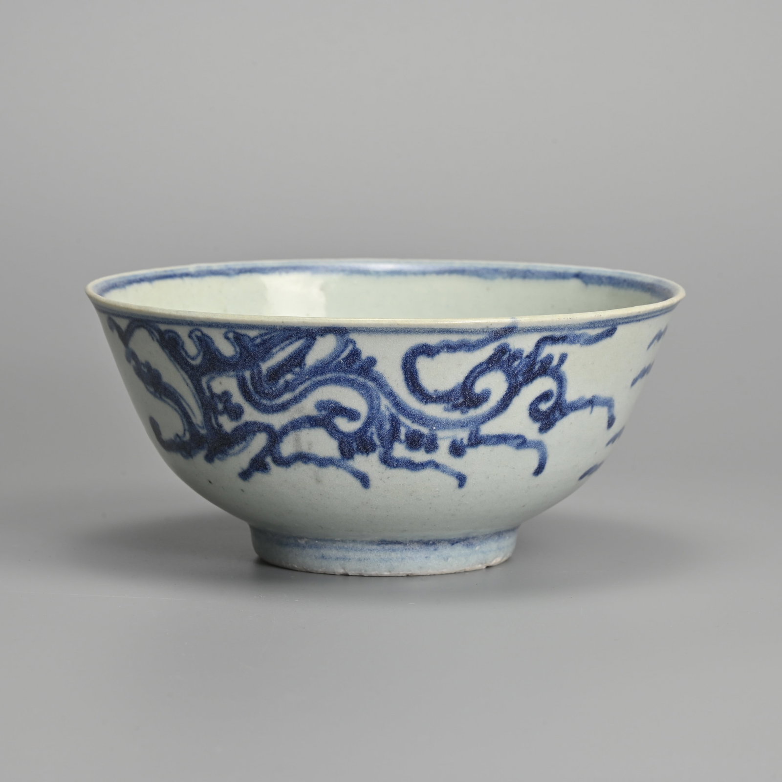 DIANA CARGO, BLUE AND WHITE CHINESE PORCELAIN 'DRAGON' BOWL, EARLY 19TH CENTURY, EX. CHRISTIE'S.: DIANA CARGO, BLUE AND WHITE CHINESE PORCELAIN 'DRAGON' BOWL, EARLY 19TH CENTURY, EX. CHRISTIE'S. Decorated with stylised dragons to the exterior. Lot 1015/36 Christie's label to base, March 1995. 16.8