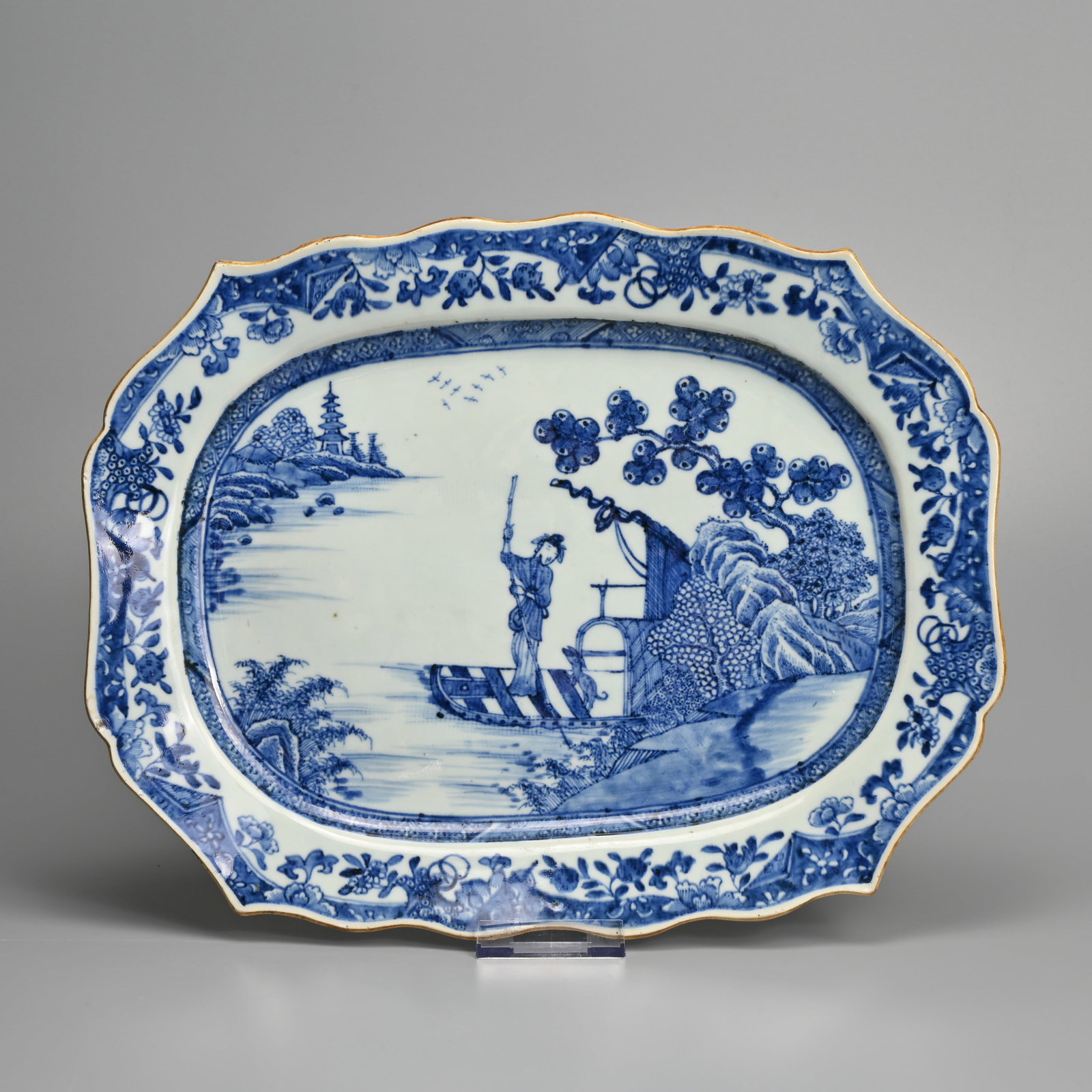 A CHINESE EXPORT BLUE AND WHITE PORCELAIN LOBED PLATTER, 18TH CENTURY. (1 of 4)