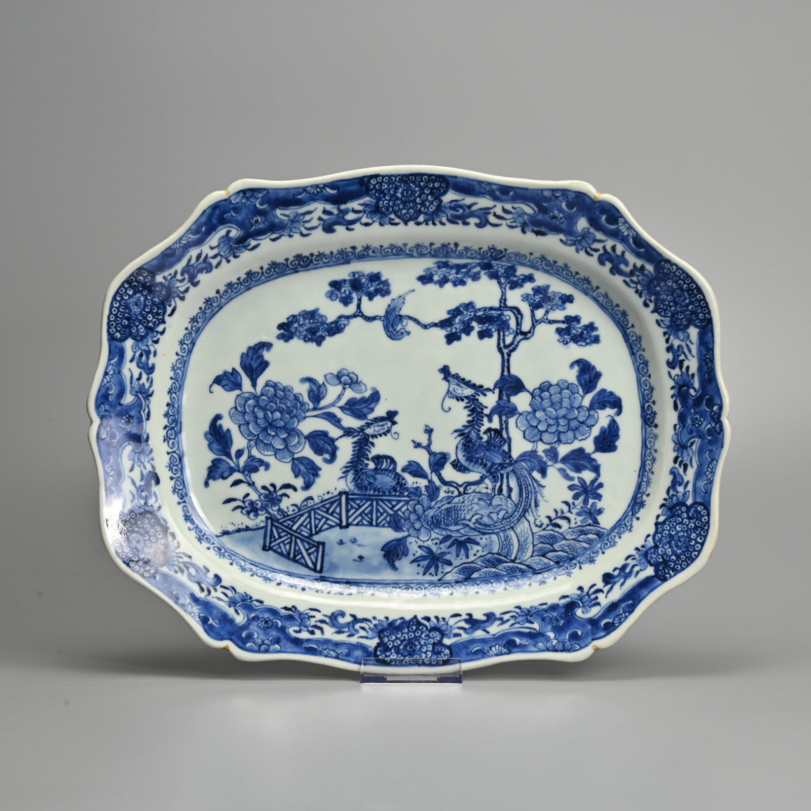 A CHINESE EXPORT BLUE AND WHITE PORCELAIN LOBED PLATTER, 18TH CENTURY. (1 of 4)