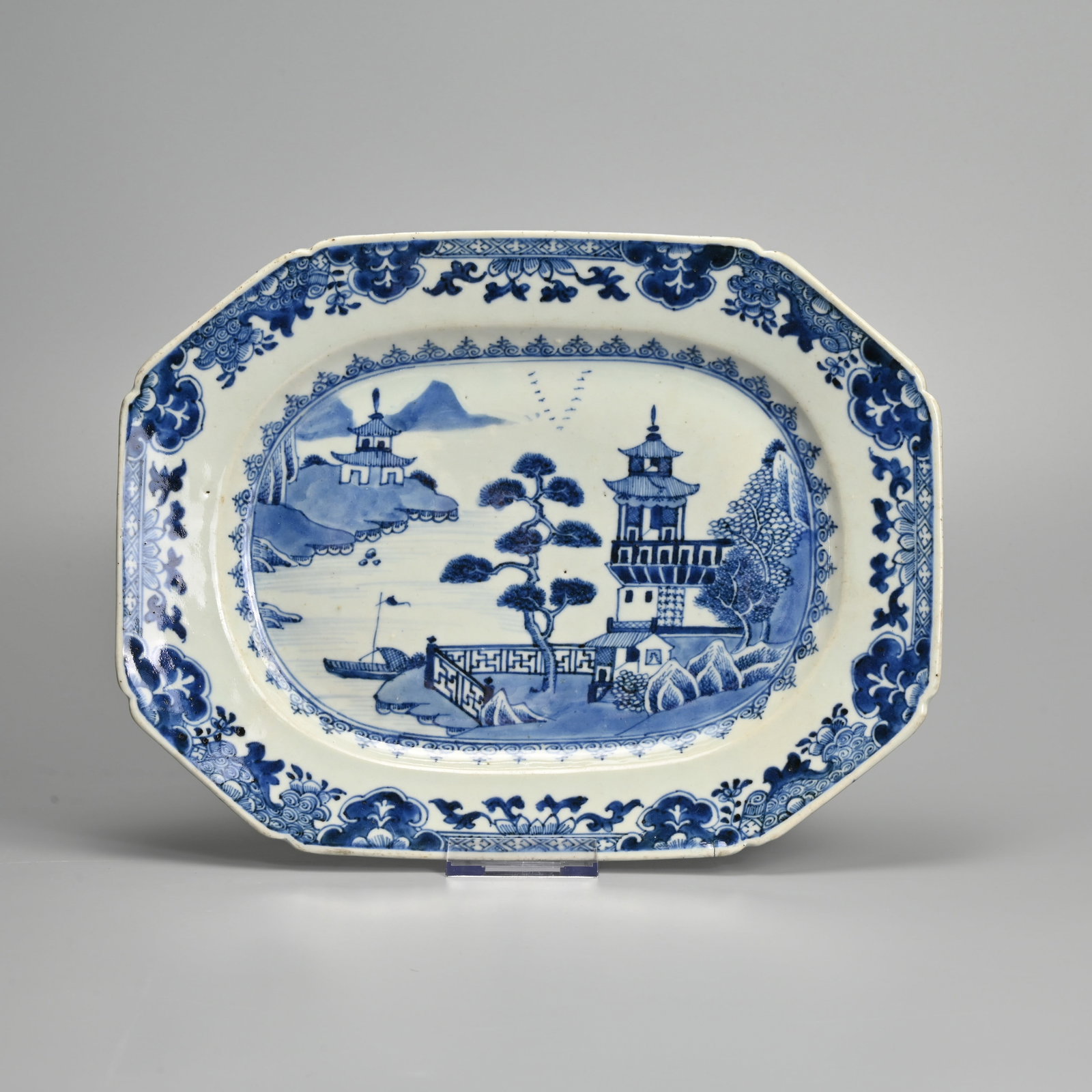 A CHINESE EXPORT BLUE AND WHITE PORCELAIN SERVING DISH, 18TH CENTURY. (1 of 4)