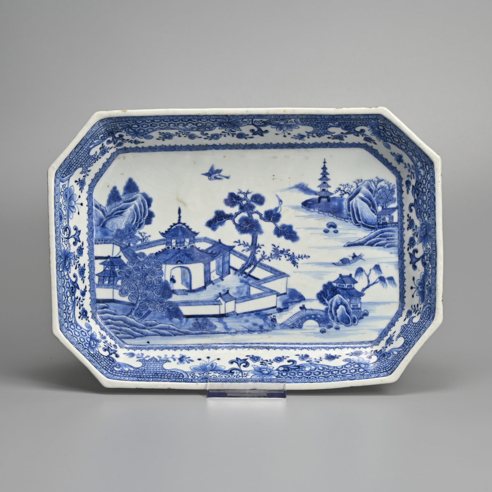 A CHINESE EXPORT BLUE AND WHITE PORCELAIN OCTAGONAL LOBED DISH, 18TH CENTURY. (1 of 4)