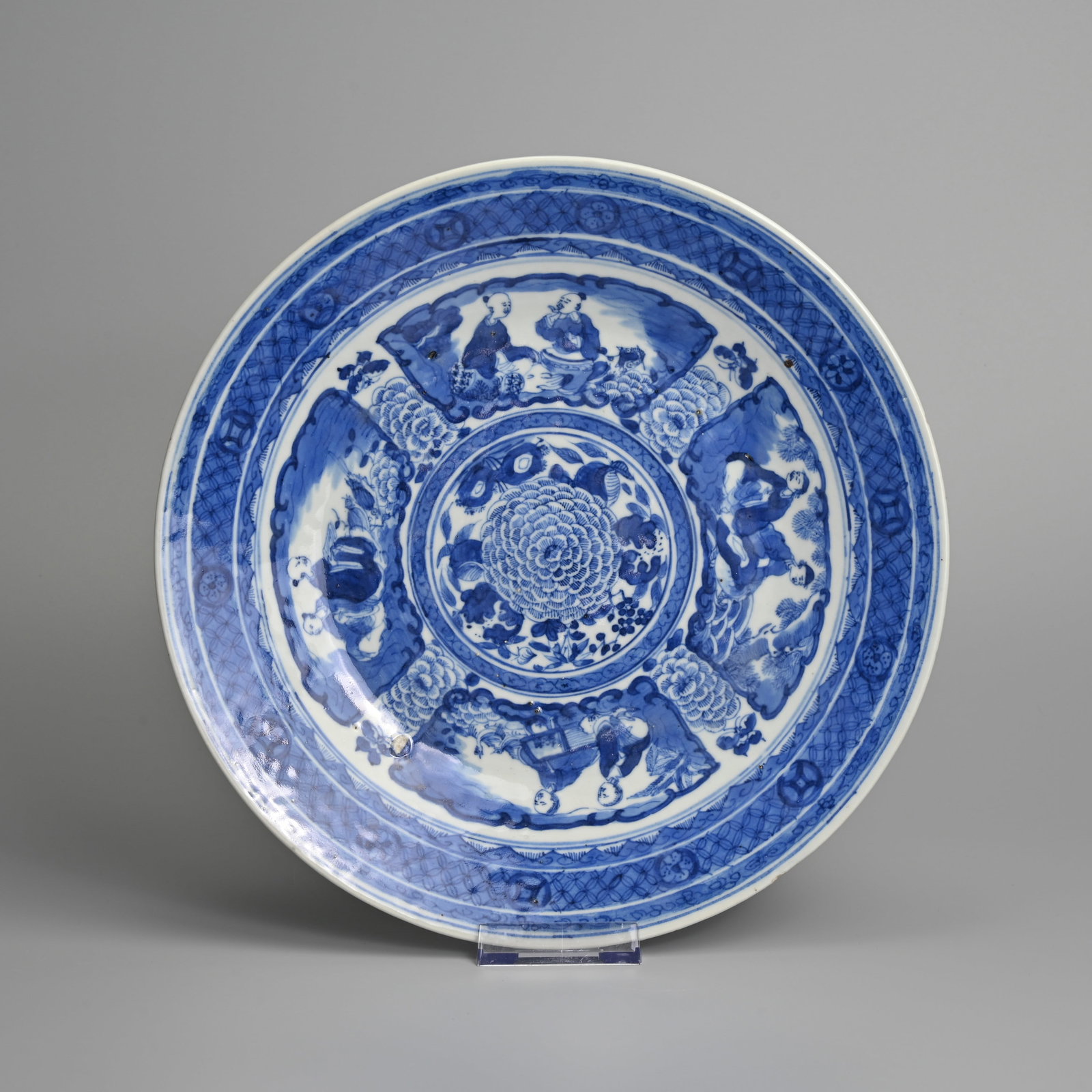 A CHINESE BLUE AND WHITE PORCELAIN DISH, 19TH CENTURY. (1 of 4)