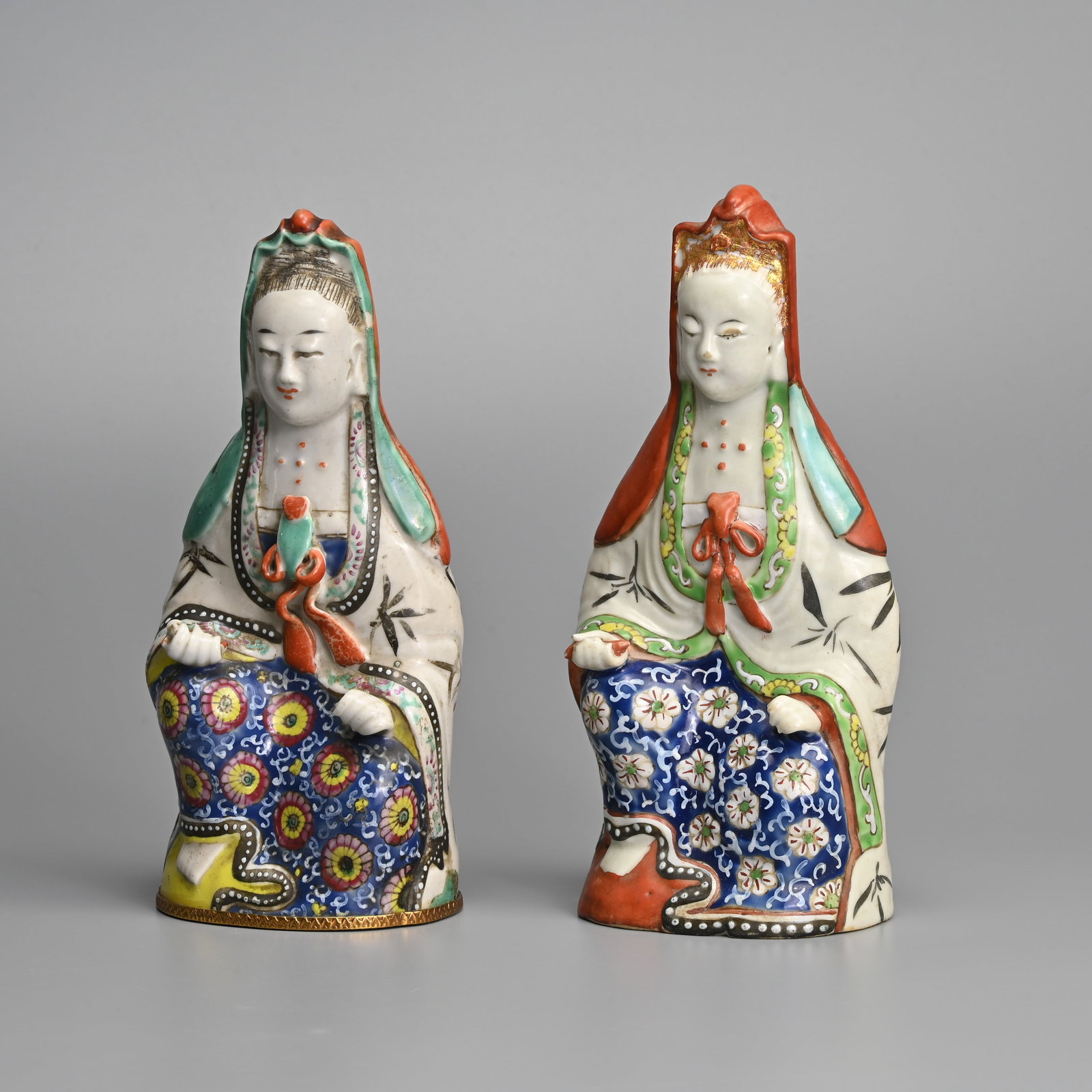 A PAIR OF CHINESE FAMILLE ROSE PORCELAIN FIGURES OF SEATED GUANYIN, 19TH CENTURY, LATE QING DYNASTY. (1 of 9)