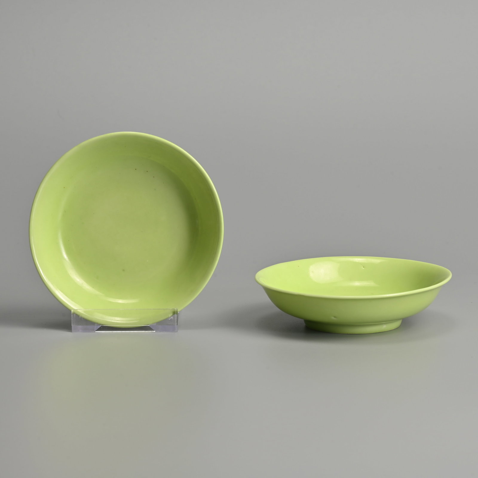 A PAIR OF CHINESE LIME GREEN GLAZED PORCELAIN SAUCERS, TONGZHI MARKS, LATE QING / REPUBLIC PERIOD. (1 of 8)