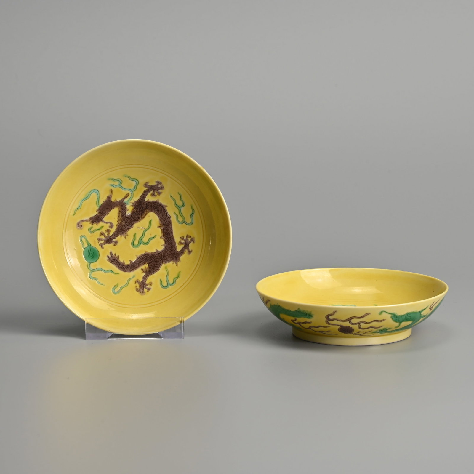 A PAIR OF CHINESE YELLOW GROUND AUBERGINE AND GREEN GLAZED PORCELAIN 'DRAGON' SAUCERS, TONGZHI MARK, (1 of 8)