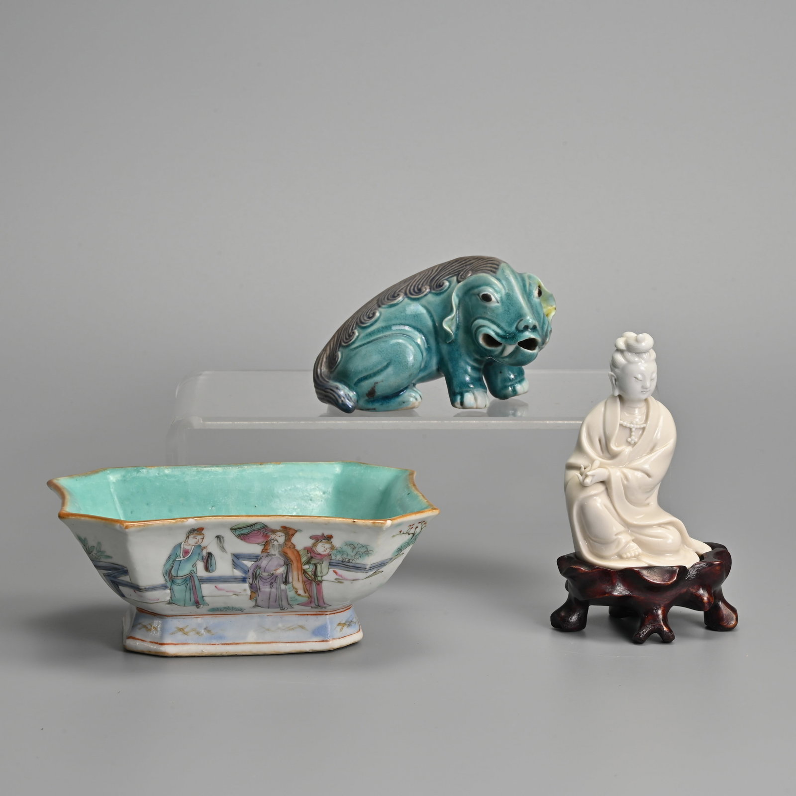 A GROUP OF CHINESE PORCELAIN ITEMS, 19/20TH CENTURY.: A GROUP OF CHINESE PORCELAIN ITEMS, 19/20TH CENTURY. To include a famille rose octagonal lobed rectangular form bowl decorated with figures and turquoise interior, indecipherable red seal mark to base