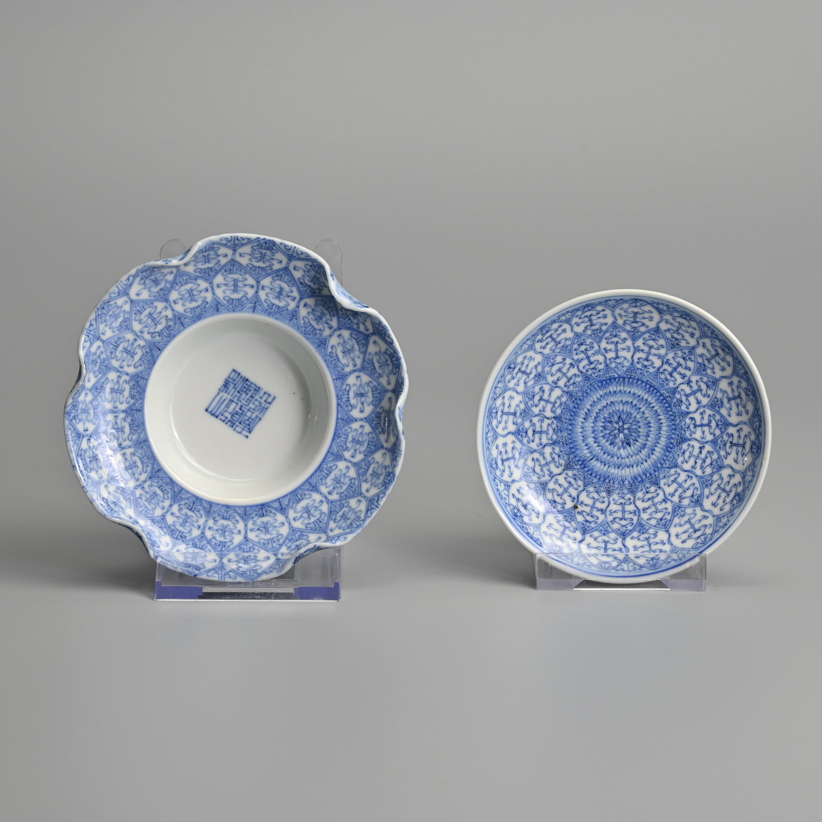 A CHINESE BLUE AND WHITE PORCELAIN 'ISLAMIC STYLE' CUP STAND AND COVER, QIANLONG MARKS, 18/19TH: A CHINESE BLUE AND WHITE PORCELAIN 'ISLAMIC STYLE' CUP STAND AND COVER, QIANLONG MARKS, 18/19TH CENTURY, QING DYNASTY. A lobed saucer raised on a tapered foot with a circular cover for a cup, both fin