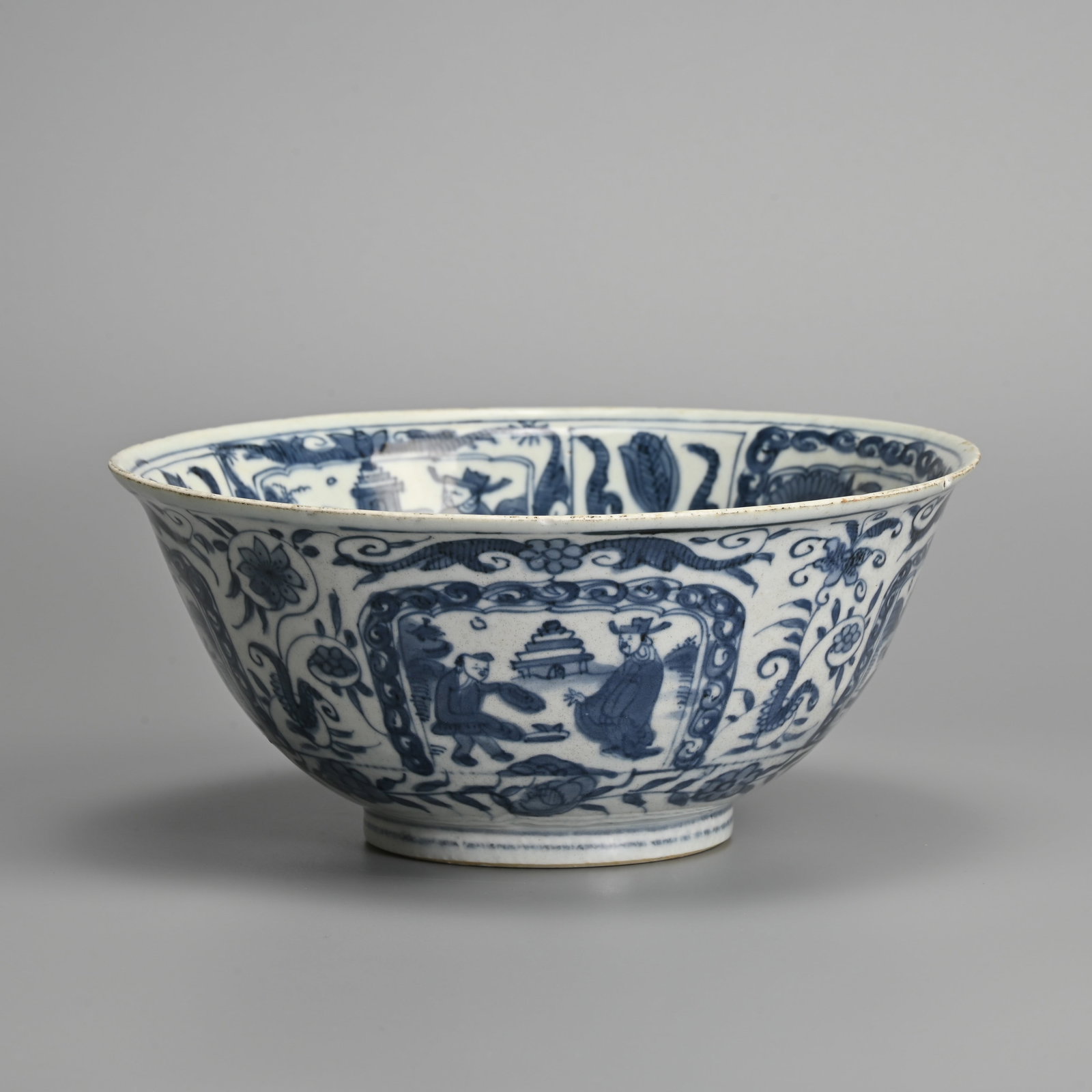 A CHINESE TRANSITIONAL BLUE AND WHITE PORCELAIN BOWL, CIRCA MID 17TH CENTURY. (1 of 8)