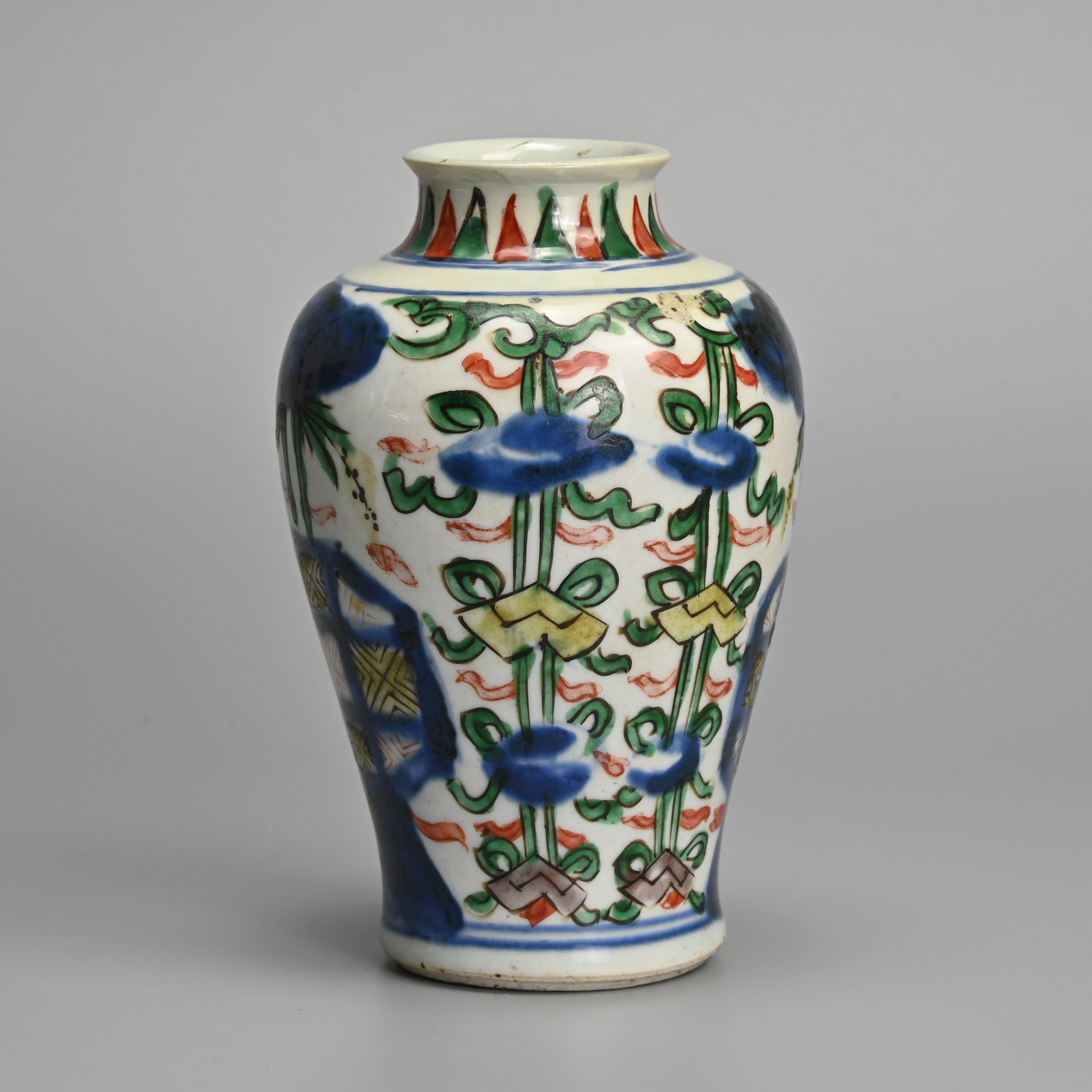 A CHINESE WUCAI PORCELAIN VASE, EARLY 17TH CENTURY. (1 of 6)