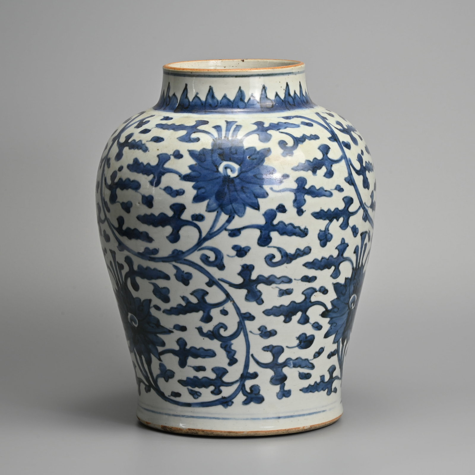 A CHINESE BLUE AND WHITE PORCELAIN 'LOTUS' JAR, 17TH CENTURY. (1 of 6)