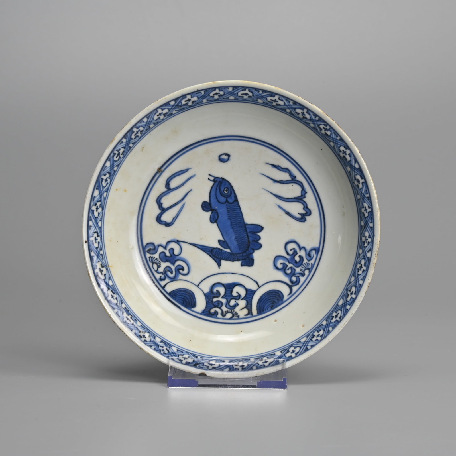 A CHINESE BLUE AND WHITE PORCELAIN 'LEAPING CARP' DISH, YUTANG JIAQI MARK, LATE MING / EARLY QING (1 of 5)