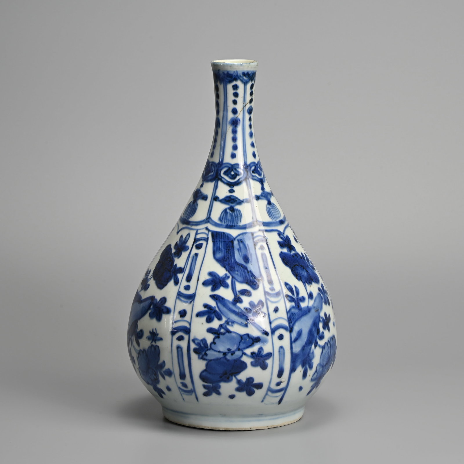 A CHINESE KRAAK BLUE AND WHITE PORCELAIN BOTTLE VASE, WANLI PERIOD (1573-1619). (1 of 8)