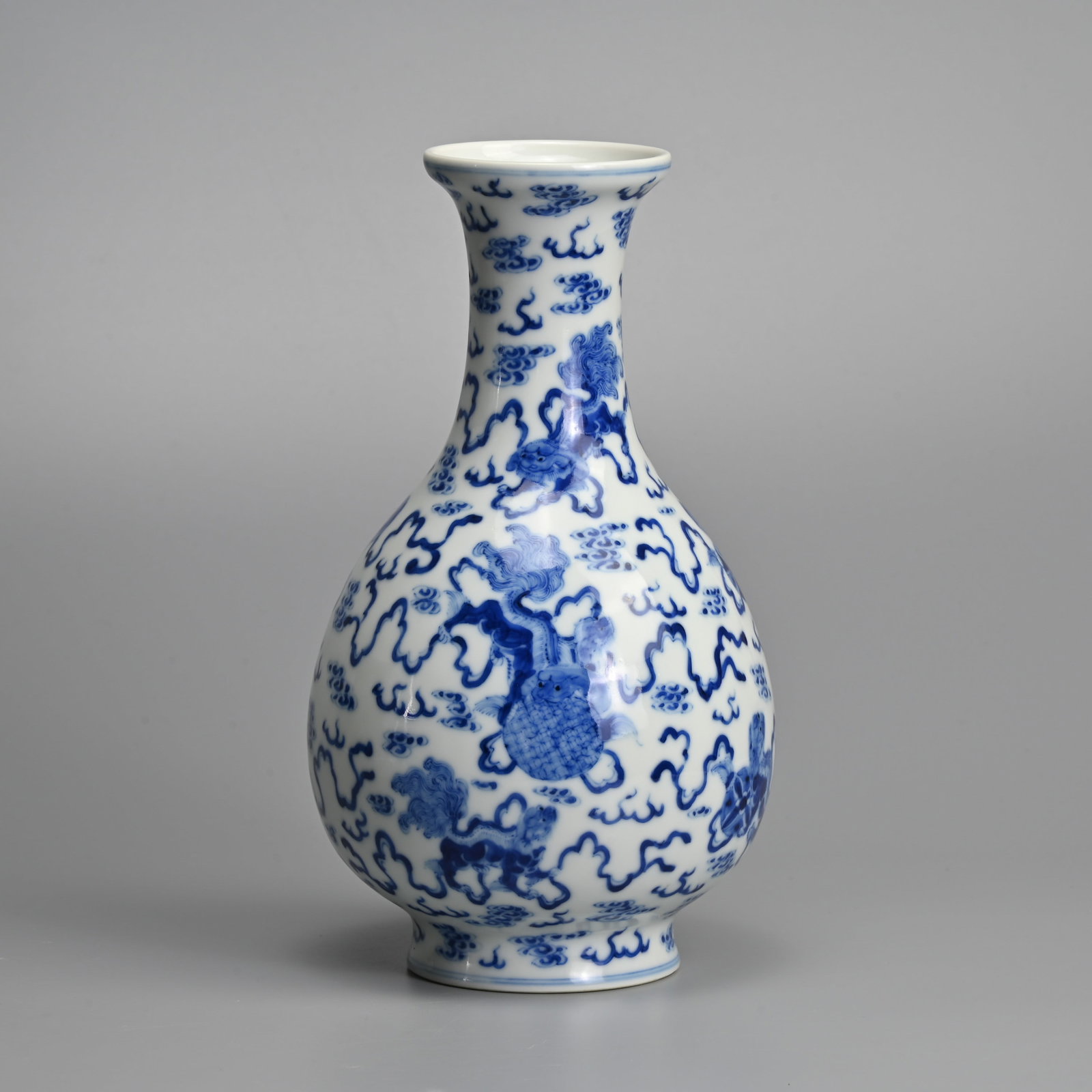 A CHINESE BLUE AND WHITE PORCELAIN PEAR SHAPED VASE, QIANLONG MARK, 19TH CENTURY, QING DYNASTY. (1 of 7)