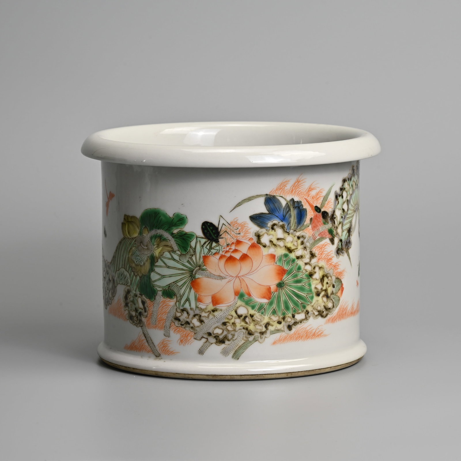 A CHINESE FAMILLE VERTE PORCELAIN BRUSH POT, BITONG, KANGXI MARK, LATE QING DYNASTY. (1 of 7)