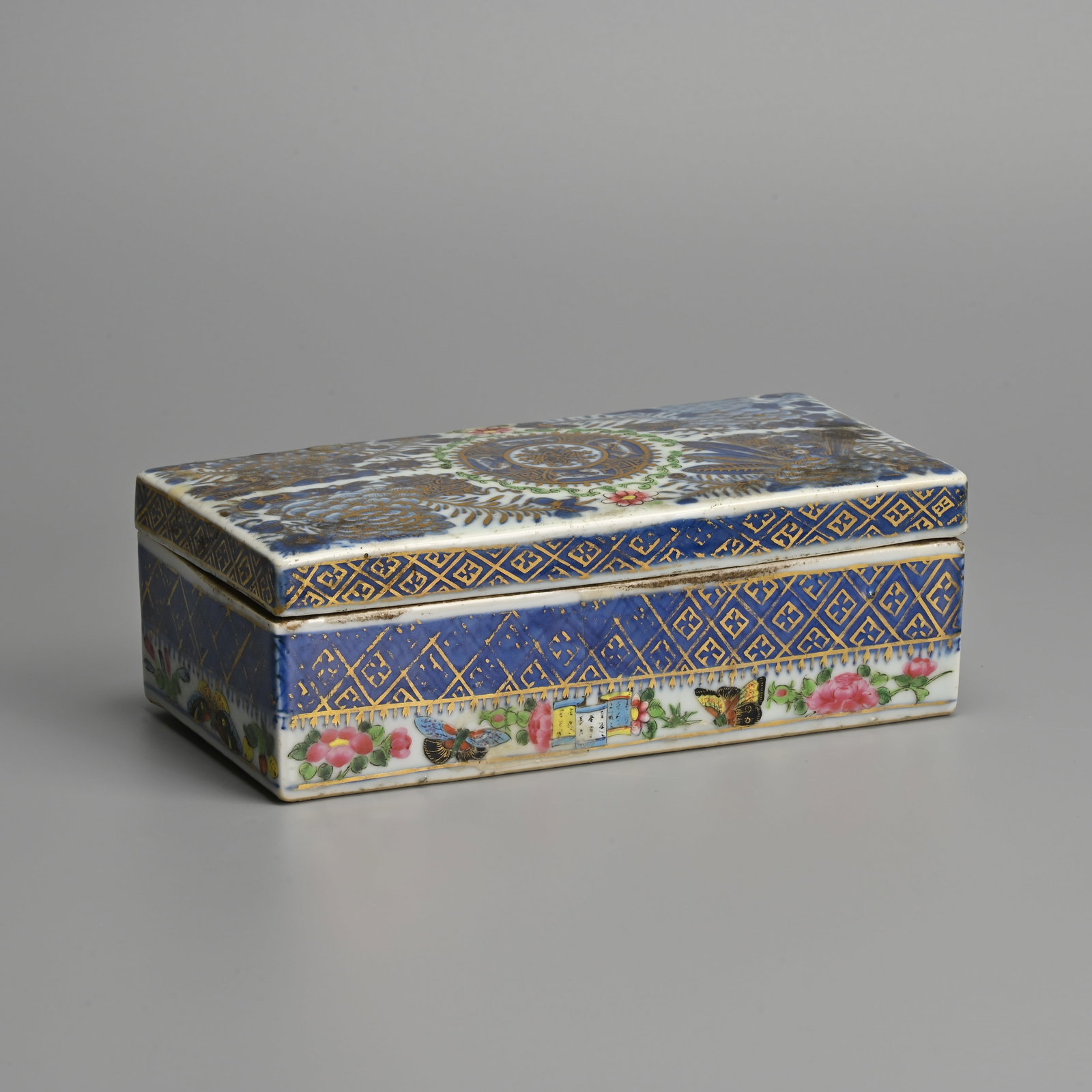 A CHINESE FAMILLE ROSE BLUE AND WHITE AND GILT DECORATED PORCELAIN PEN BOX AND COVER, 19TH CENTURY. (1 of 9)