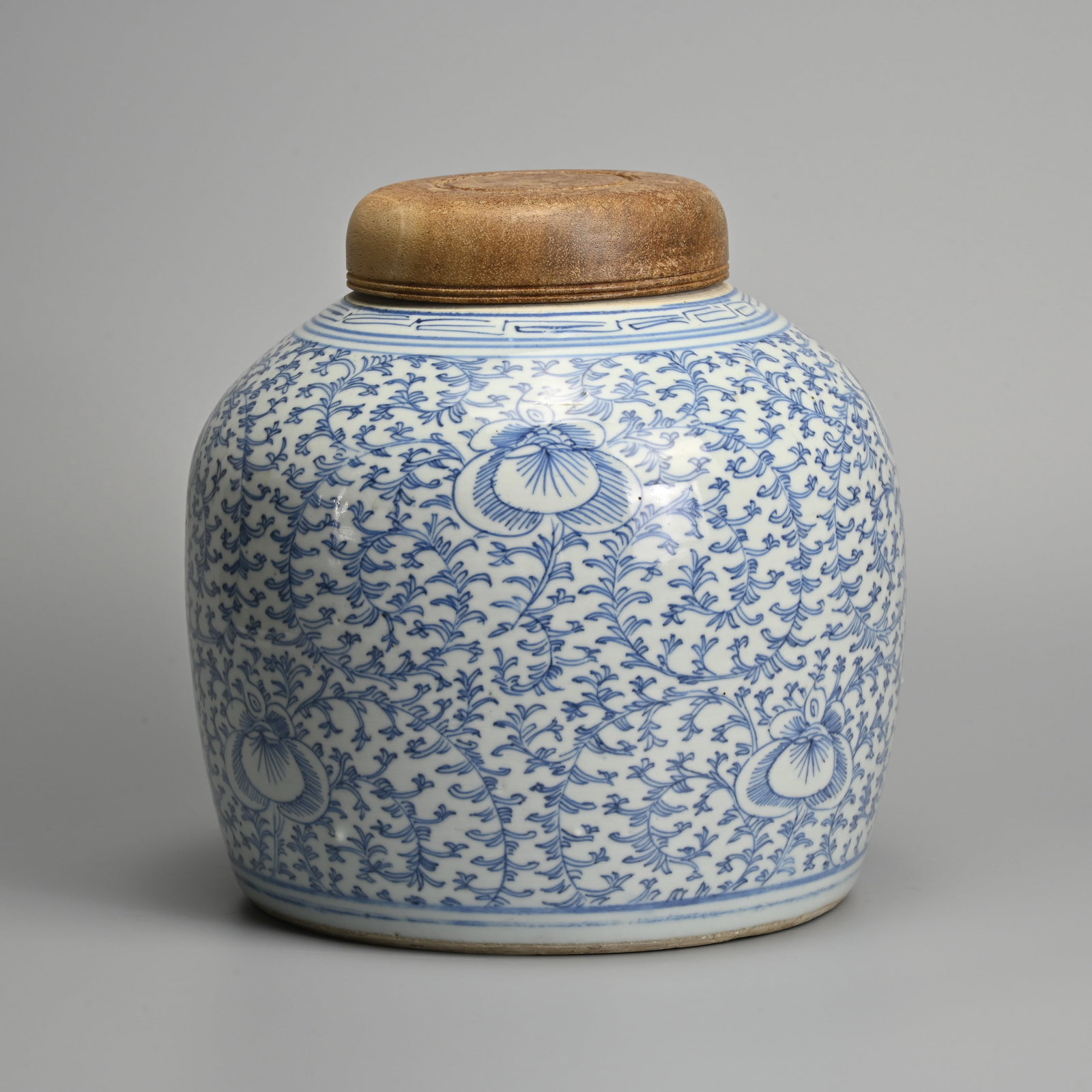 A CHINESE BLUE AND WHITE PORCELAIN 'SWEET PEA' PATTERN JAR WITH COVER, 19TH CENTURY. (1 of 9)