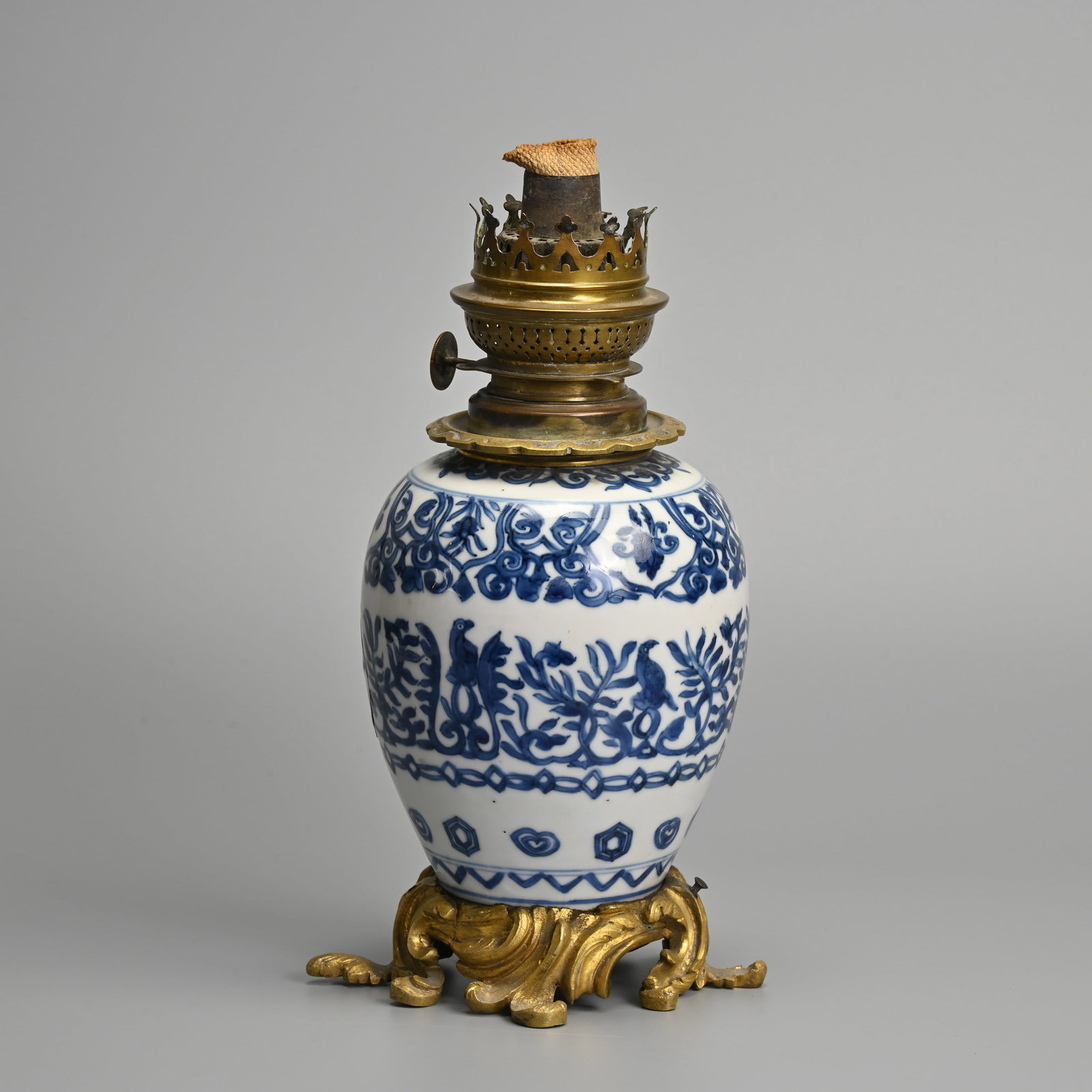 A CHINESE 18TH CENTURY BLUE AND WHITE PORCELAIN JAR WITH BRASS STAND CONVERTED TO AN OIL LAMP. (1 of 7)