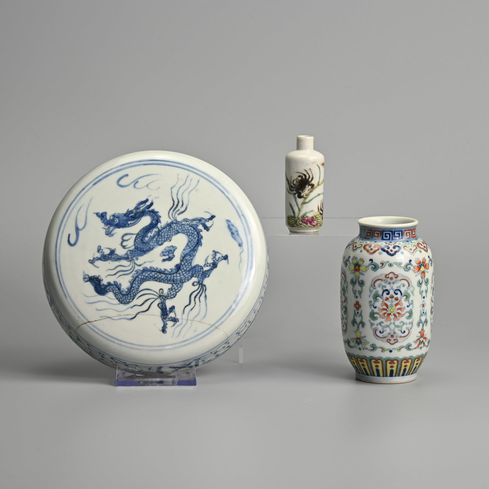 A GROUP OF CHINESE PORCELAIN ITEMS, 20TH CENTURY.: A GROUP OF CHINESE PORCELAIN ITEMS, 20TH CENTURY. To include a doucai porcelain 'lotus' vase with six character seal mark of Qianlong in underglaze blue; A famille rose porcelain snuff bottle of cylin