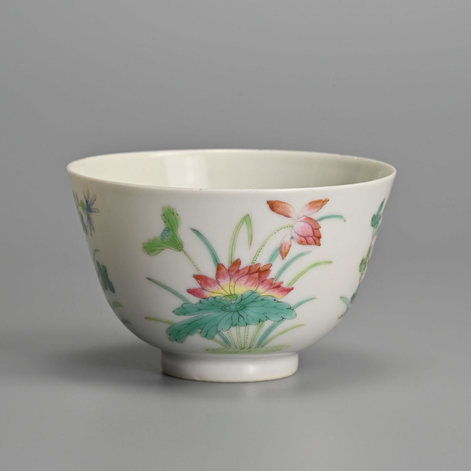 A CHINESE FAMILLE ROSE PORCELAIN TEA BOWL, JIAQING MARK, LATE QING DYNASTY. (1 of 6)