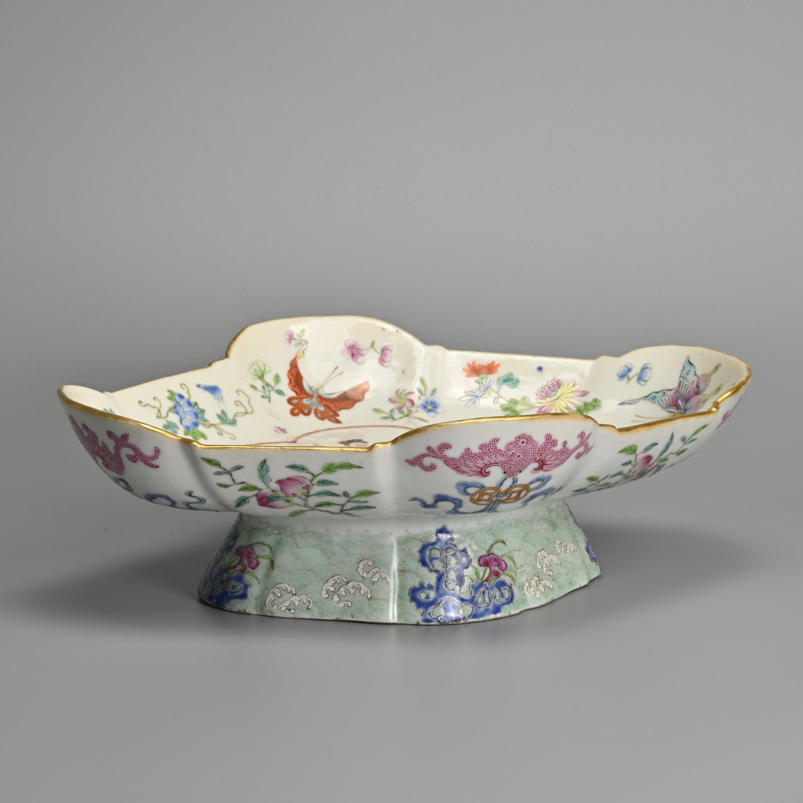 A CHINESE FAMILLE ROSE PORCELAIN QUATREFOIL STEM DISH, JIAQING MARK. (1 of 8)