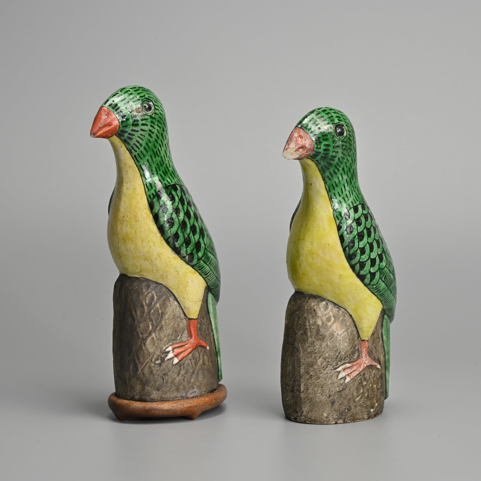 A PAIR OF CHINESE GREEN AND YELLOW GLAZED PORCELAIN MODELS OF PARROTS, 19/20TH CENTURY. (1 of 6)