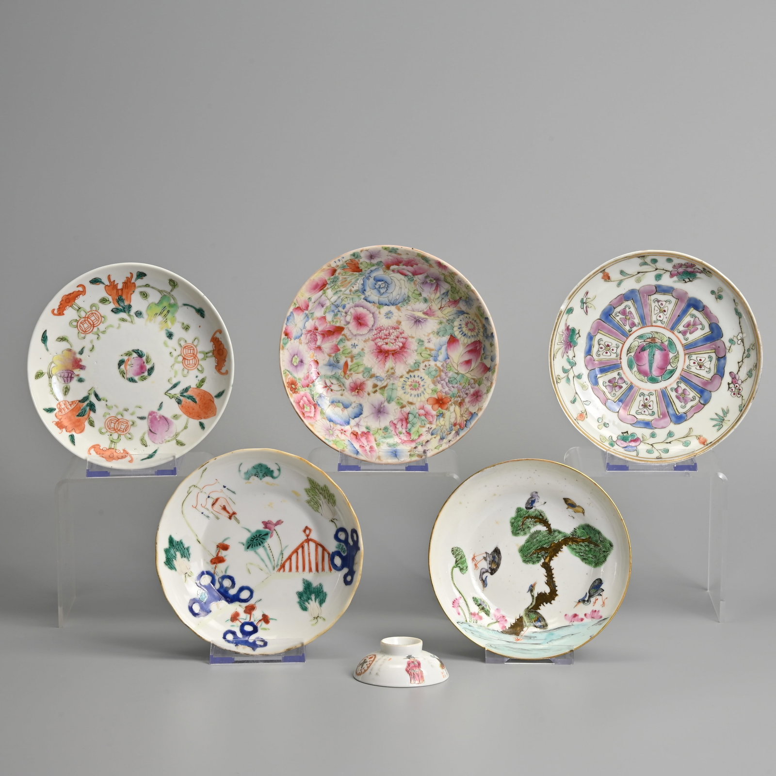 A GROUP OF CHINESE FAMILLE ROSE PORCELAIN DISHES WITH A SMALL COVER, 19/20TH CENTURY. (1 of 17)