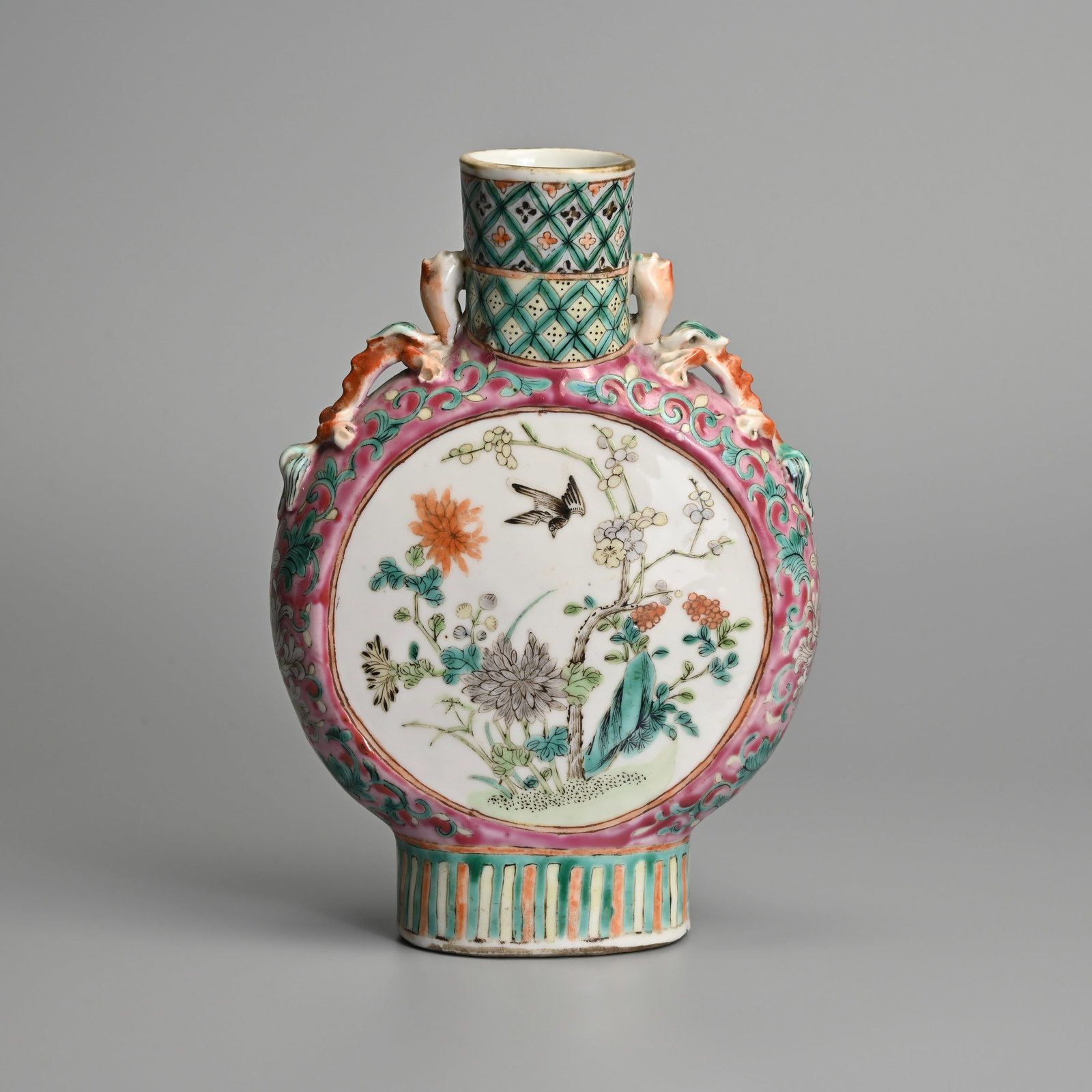 A CHINESE FAMILLE ROSE PORCELAIN MOONFLASK, LATE QING DYNASTY, 19/20TH CENTURY. (1 of 6)