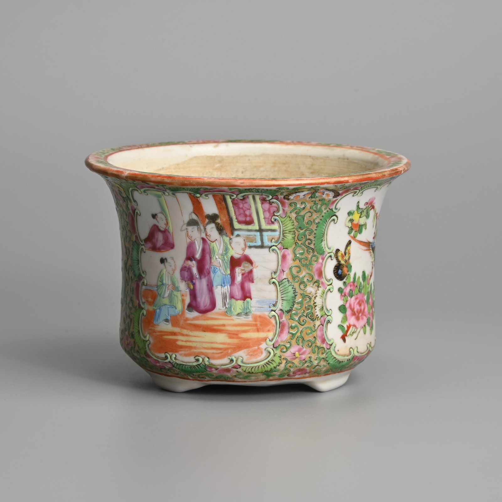 A CHINESE CANTON FAMILLE ROSE PORCELAIN TABLE PLANTER, 19/20TH CENTURY.: A CHINESE CANTON FAMILLE ROSE PORCELAIN TABLE PLANTER, 19/20TH CENTURY. Raised on three feet, rose medallion decoration featuring figures, birds and plants within cartouches on a gold ground. 9cm tall