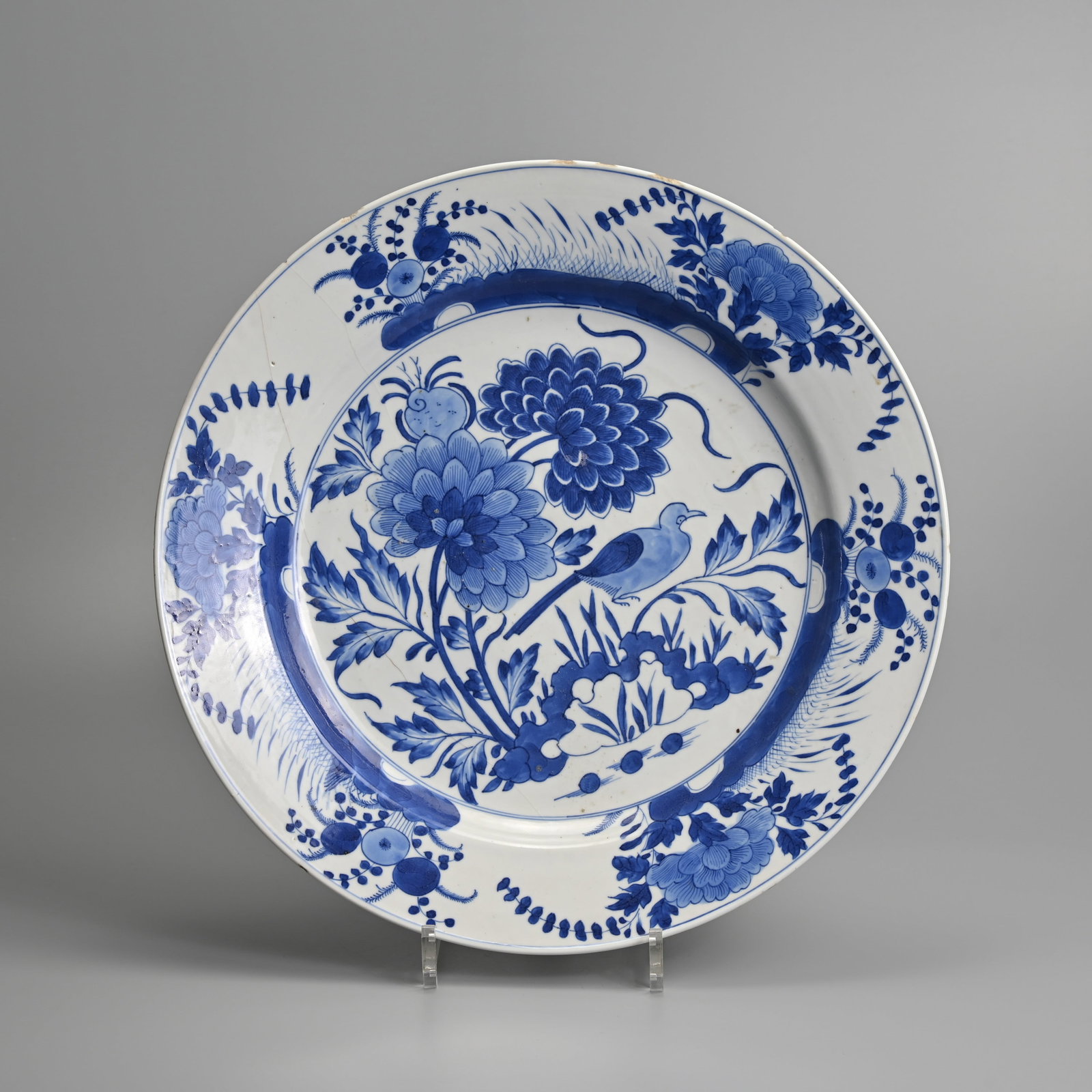A LARGE CHINESE BLUE AND WHITE PORCELAIN DISH, KANGXI (1662-1722). (1 of 4)