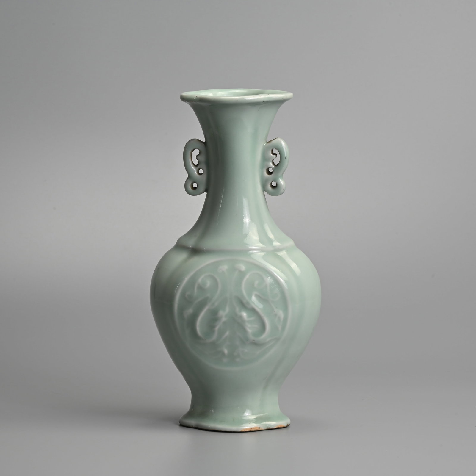 A CHINESE CELADON GLAZED PORCELAIN QUATREFOIL VASE, LATE QING / REPUBLIC PERIOD. (1 of 7)