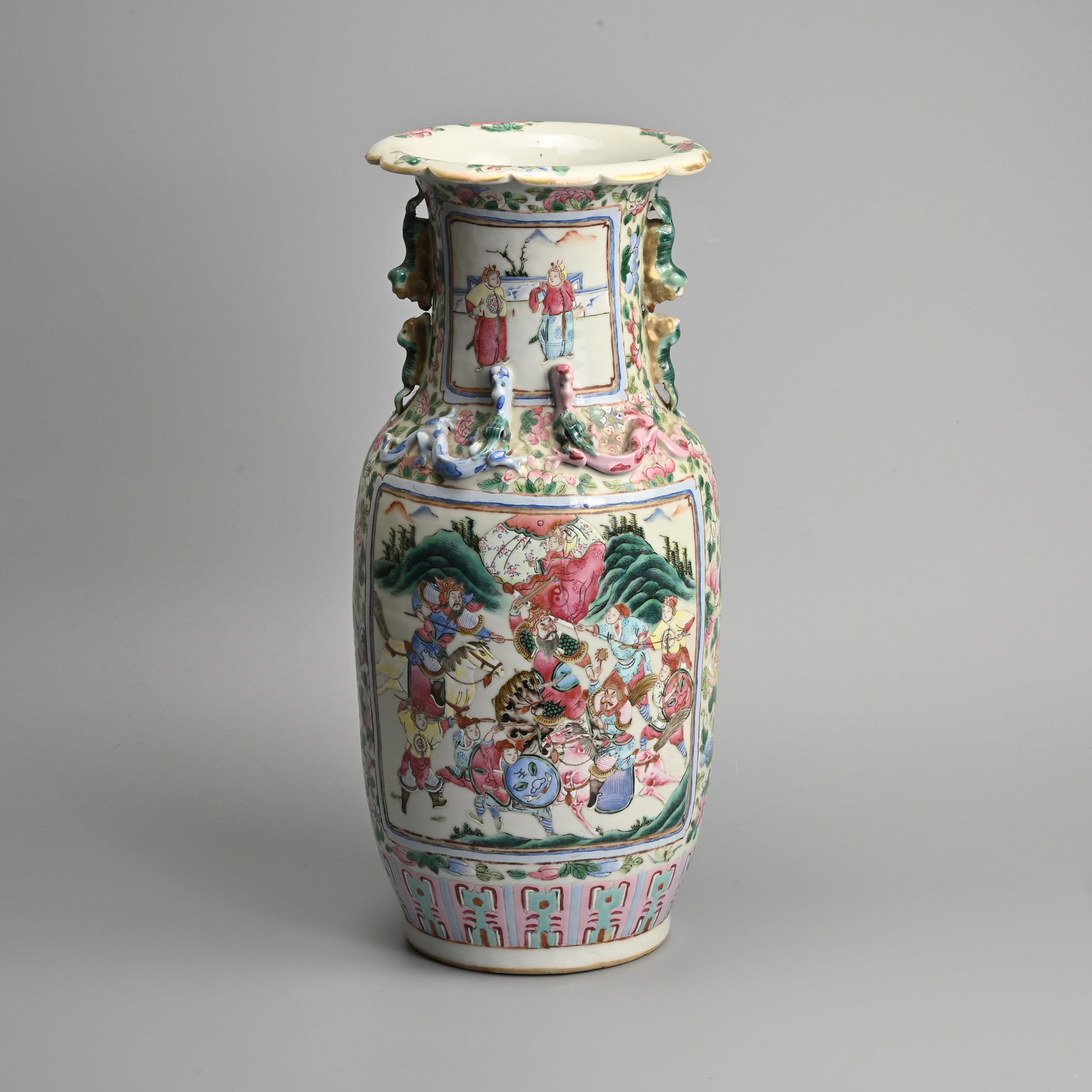 A LARGE CHINESE FAMILLE ROSE PORCELAIN VASE, 19/20TH CENTURY. (1 of 11)