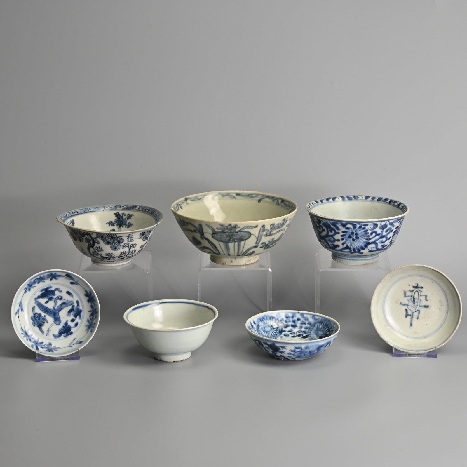A GROUP OF CHINESE BLUE AND WHITE PORCELAIN BOWLS AND DISHES, LATE MING DYNASTY. (1 of 18)